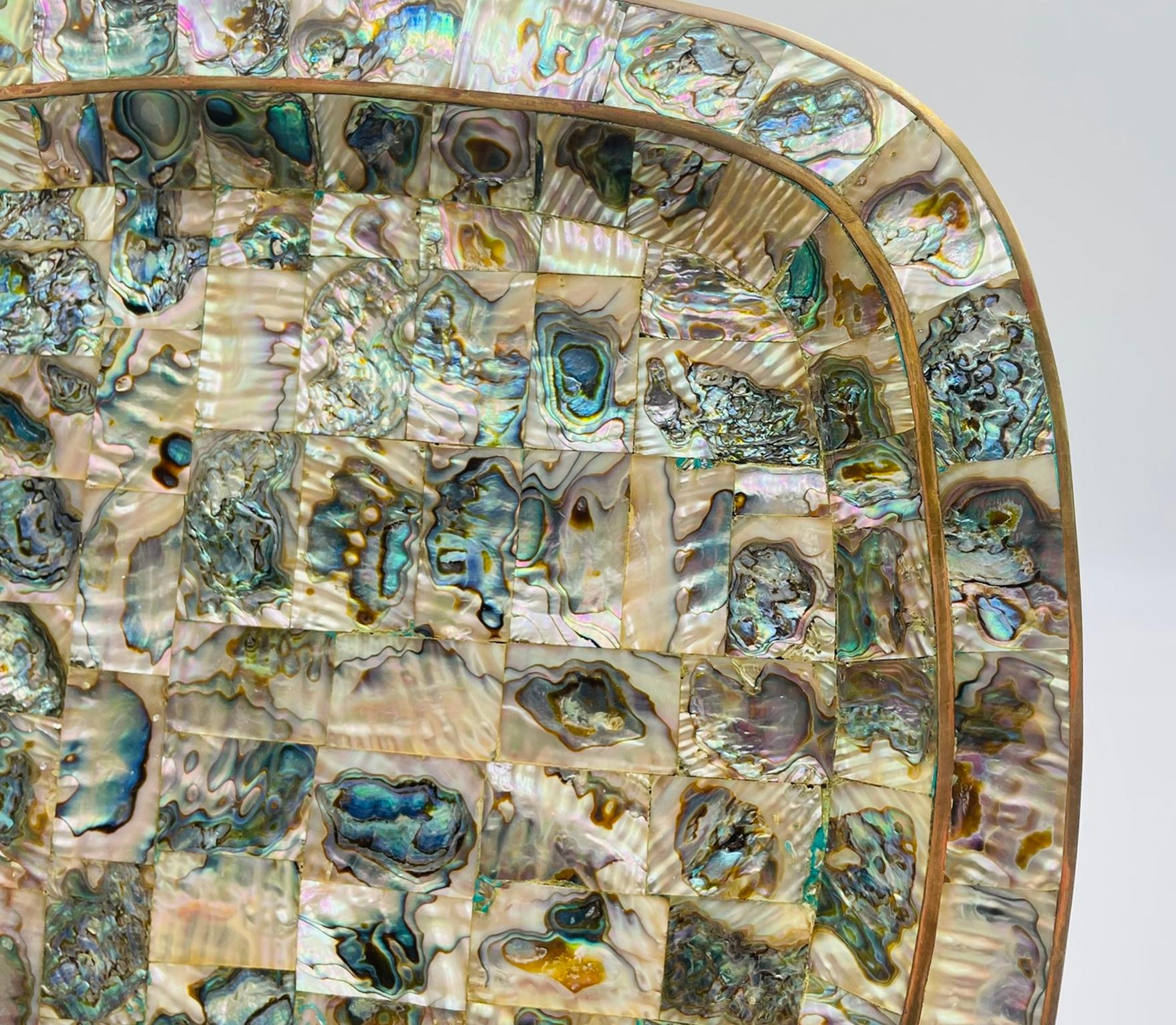 Vassoio messicano del 1950 in ottone e conchiglia di abalone con cinque bicchieri, Modernismo messicano in vendita 8