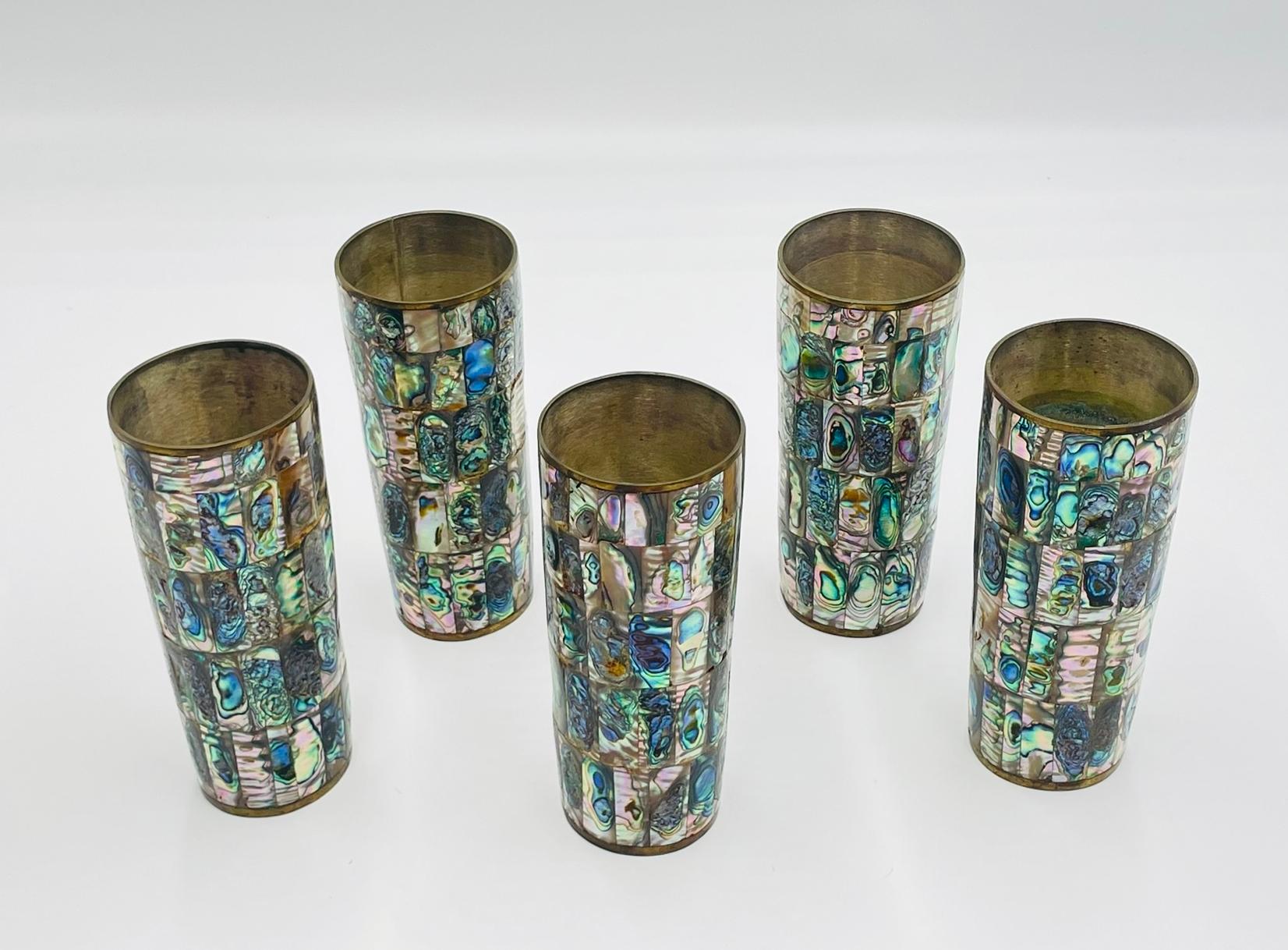 Mid-Century moderno Vassoio messicano del 1950 in ottone e conchiglia di abalone con cinque bicchieri, Modernismo messicano in vendita