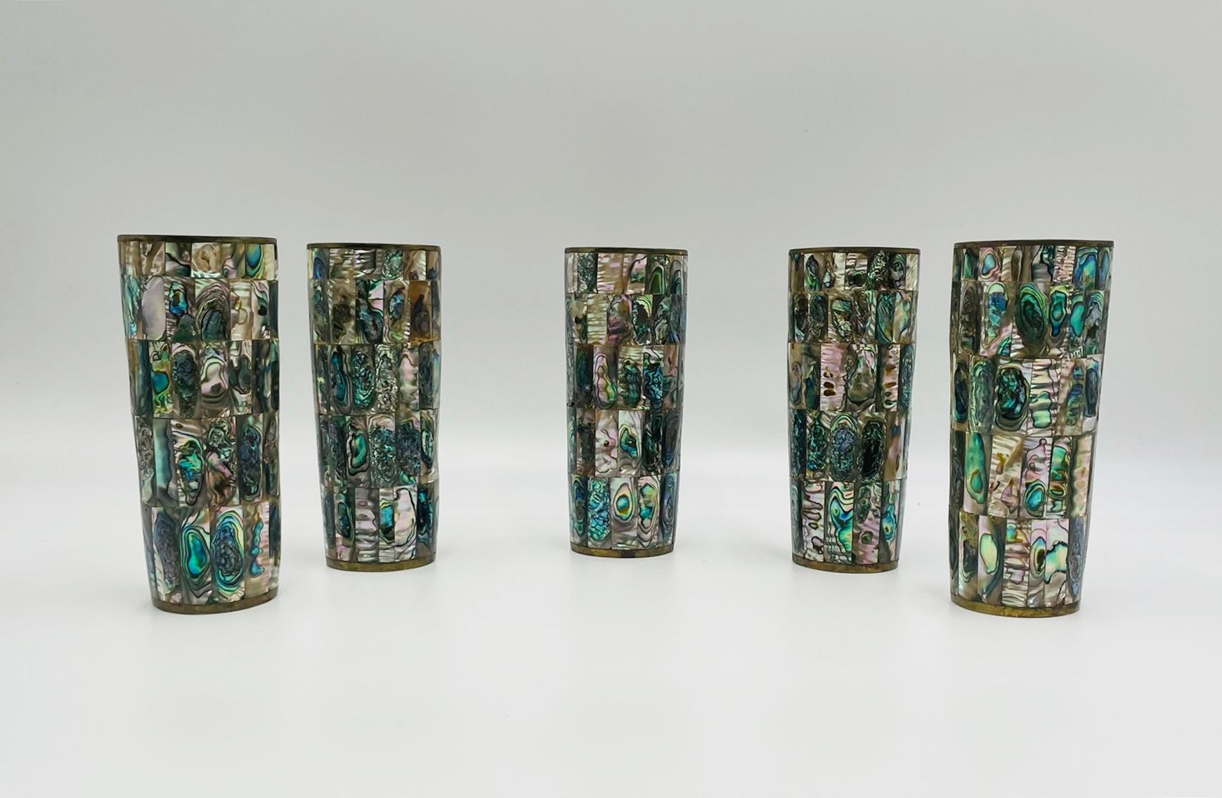 Messicano Vassoio messicano del 1950 in ottone e conchiglia di abalone con cinque bicchieri, Modernismo messicano in vendita