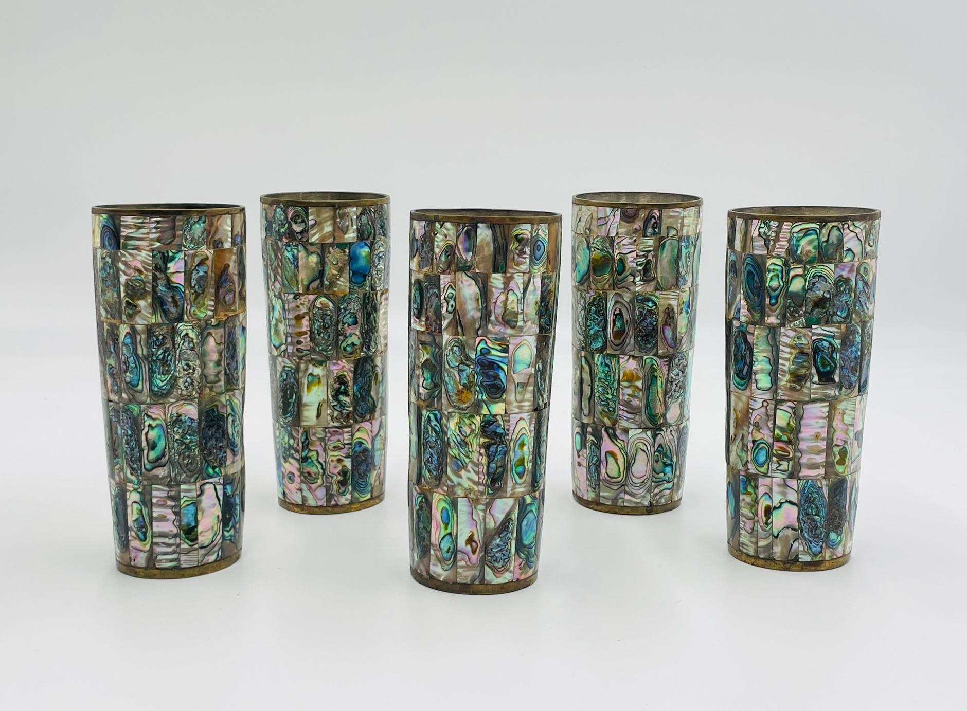 Vassoio messicano del 1950 in ottone e conchiglia di abalone con cinque bicchieri, Modernismo messicano In condizioni buone in vendita a Los Angeles, CA