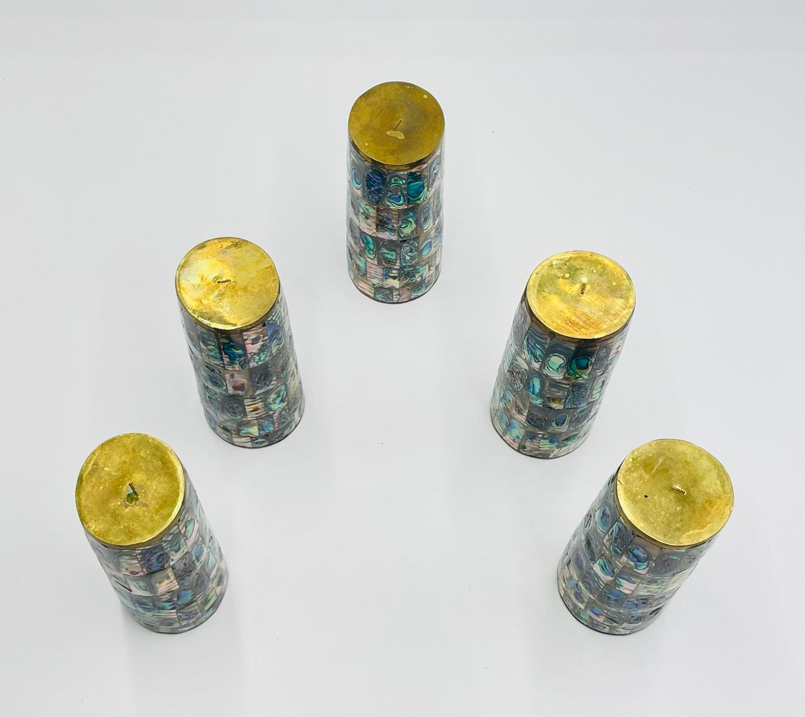 Metà XX secolo Vassoio messicano del 1950 in ottone e conchiglia di abalone con cinque bicchieri, Modernismo messicano in vendita