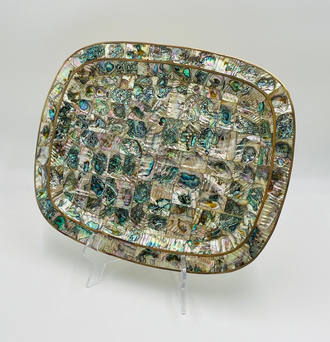 Ottone Vassoio messicano del 1950 in ottone e conchiglia di abalone con cinque bicchieri, Modernismo messicano in vendita