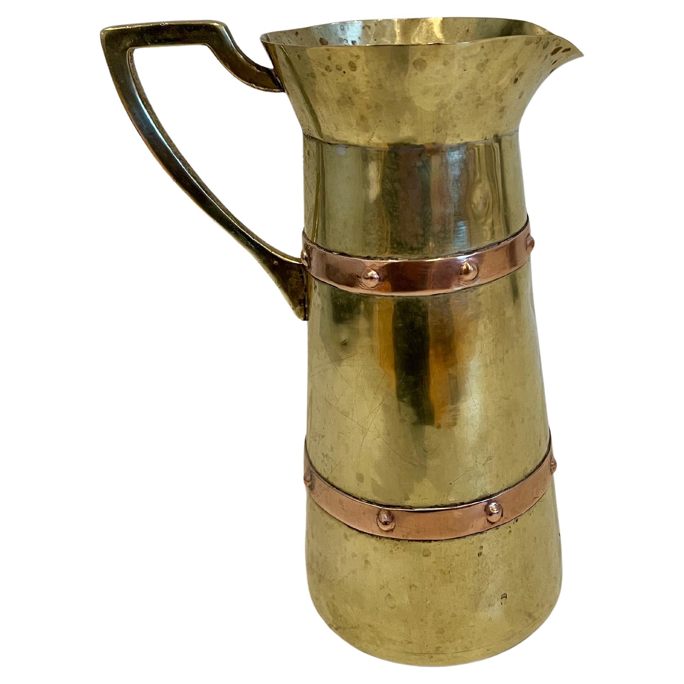 Vaso a brocca per vino alto in ottone e rame martellato, modernista messicano degli anni 
50 in vendita