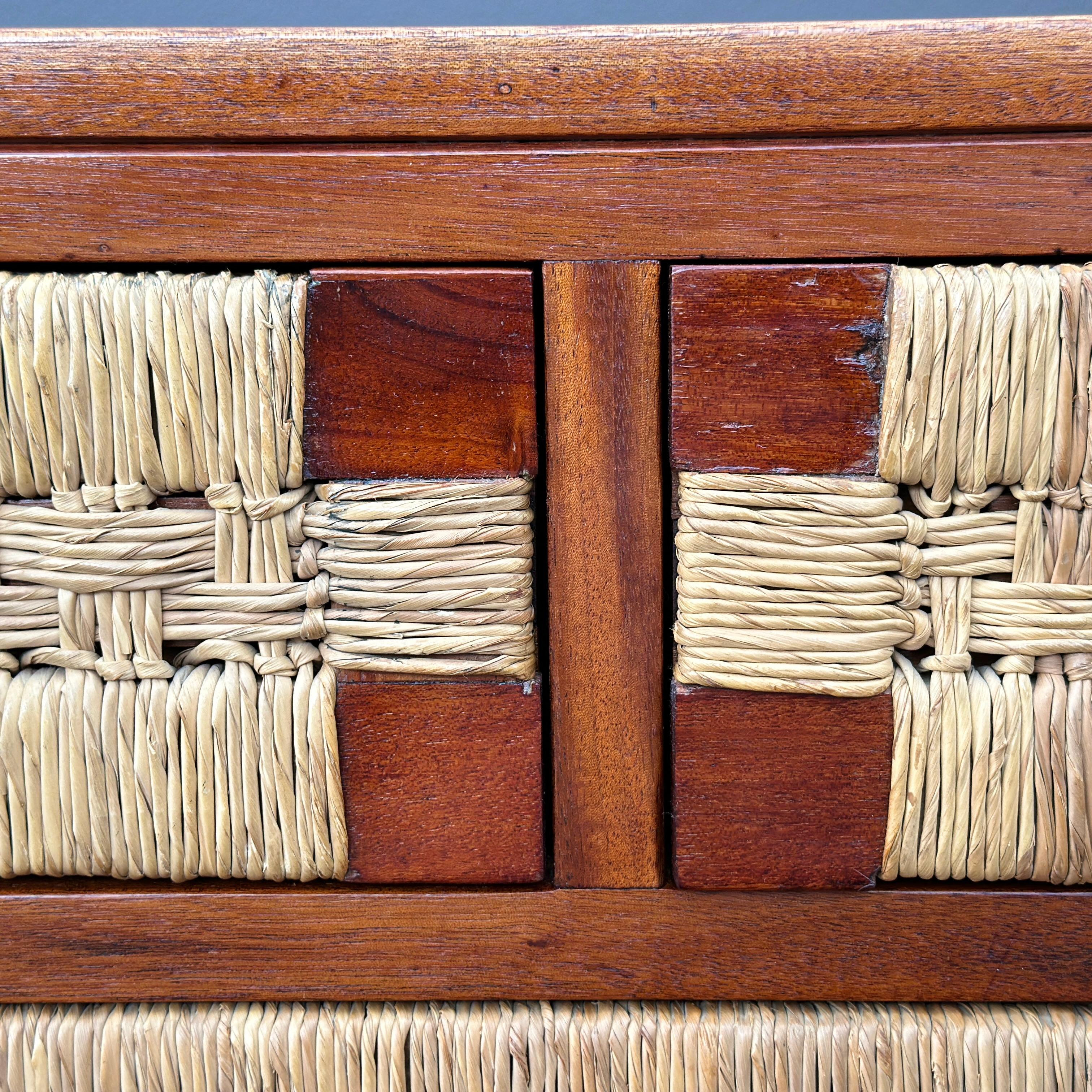1950's Mexican Organic Modern Mahogany & Woven Seagrass Chest of Drawers im Angebot 3