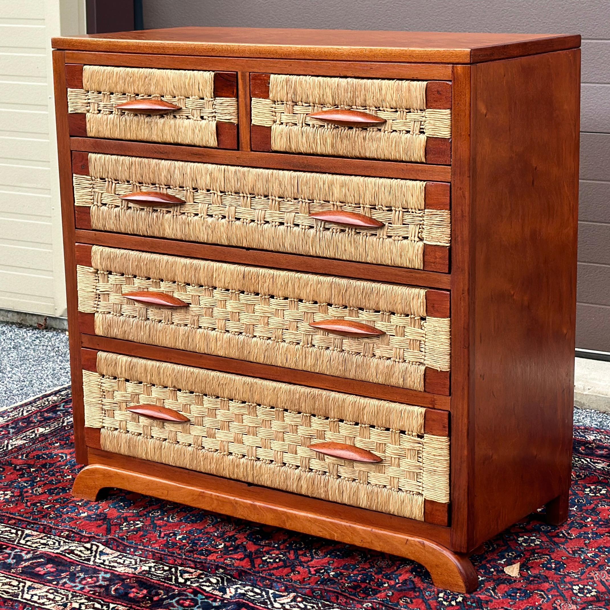 1950's Mexican Organic Modern Mahogany & Woven Seagrass Chest of Drawers (Moderne der Mitte des Jahrhunderts) im Angebot