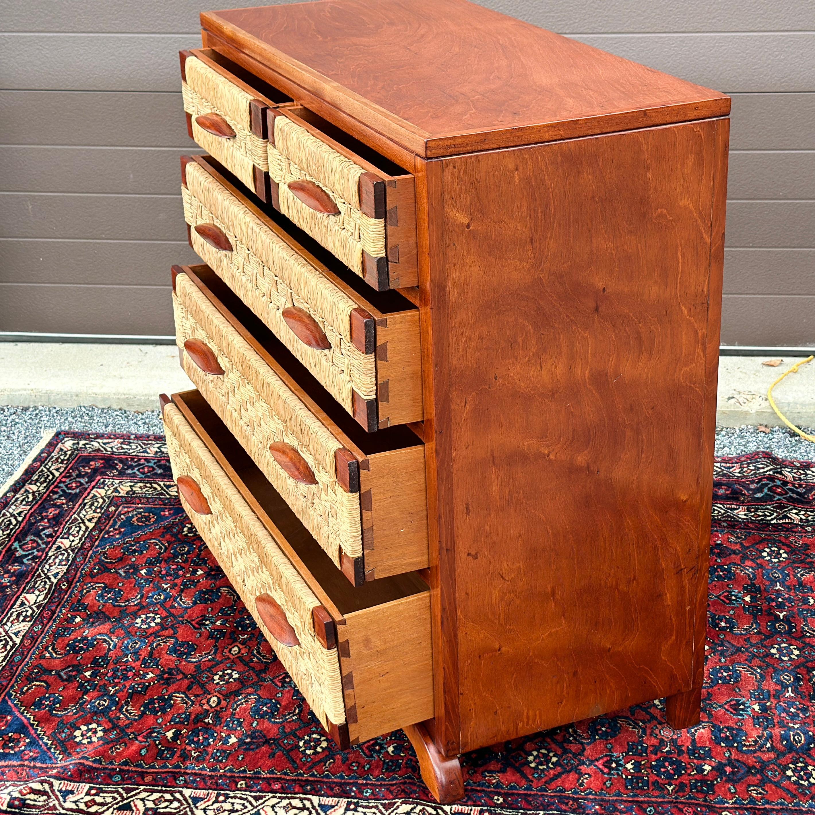 1950's Mexican Organic Modern Mahogany & Woven Seagrass Chest of Drawers (Mexikanisch) im Angebot