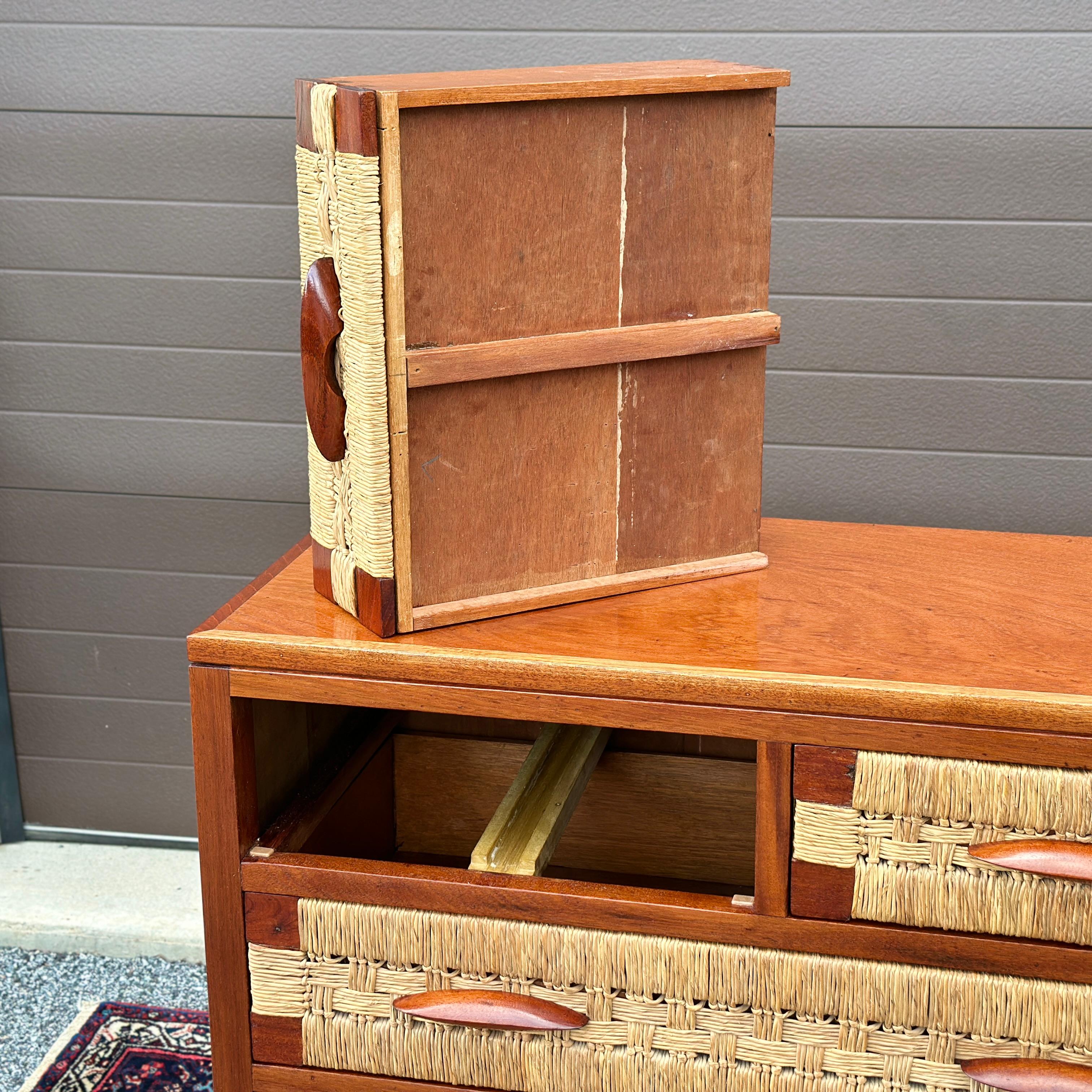 1950's Mexican Organic Modern Mahogany & Woven Seagrass Chest of Drawers im Zustand „Gut“ im Angebot in West Chester, PA