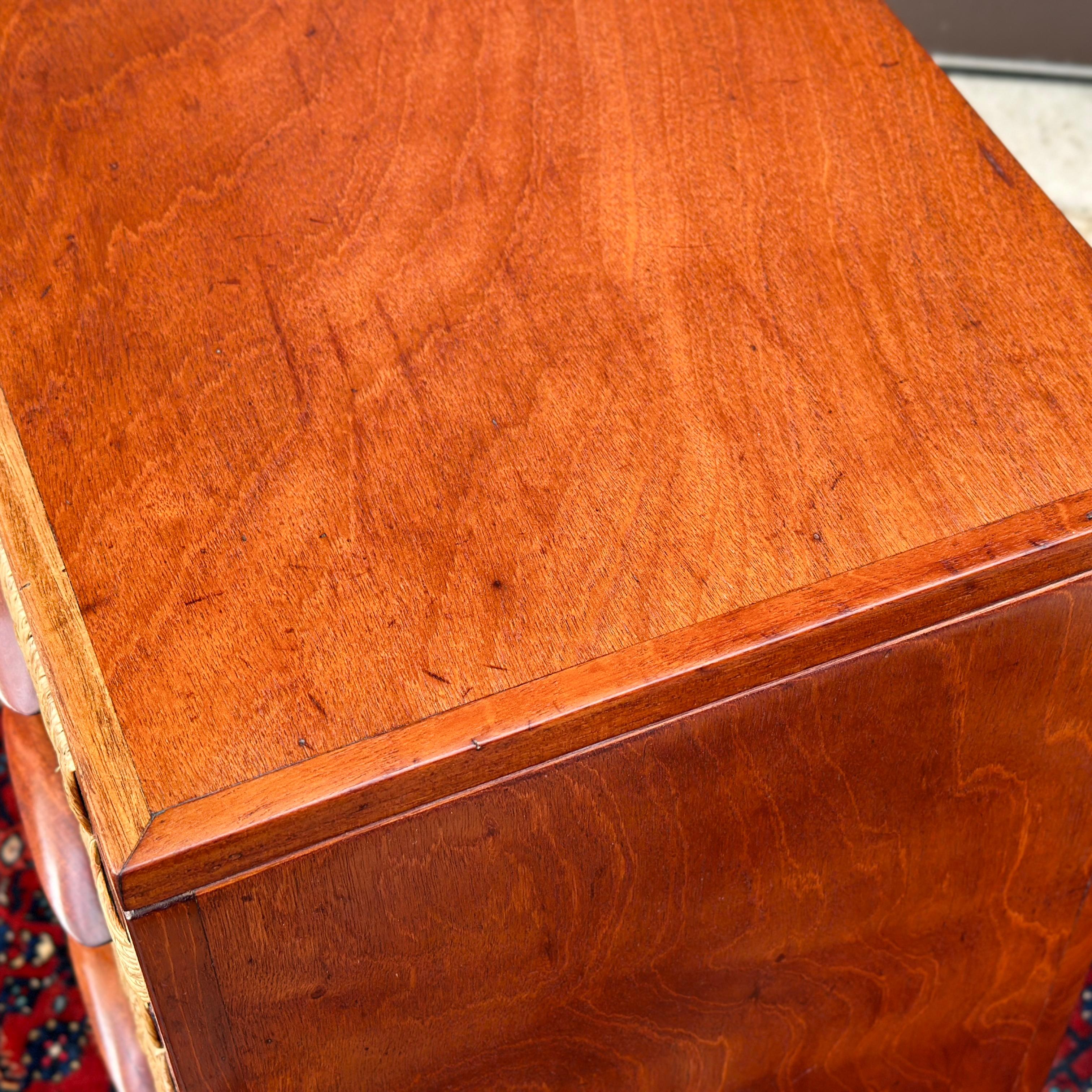 1950's Mexican Organic Modern Mahogany & Woven Seagrass Chest of Drawers (20. Jahrhundert) im Angebot