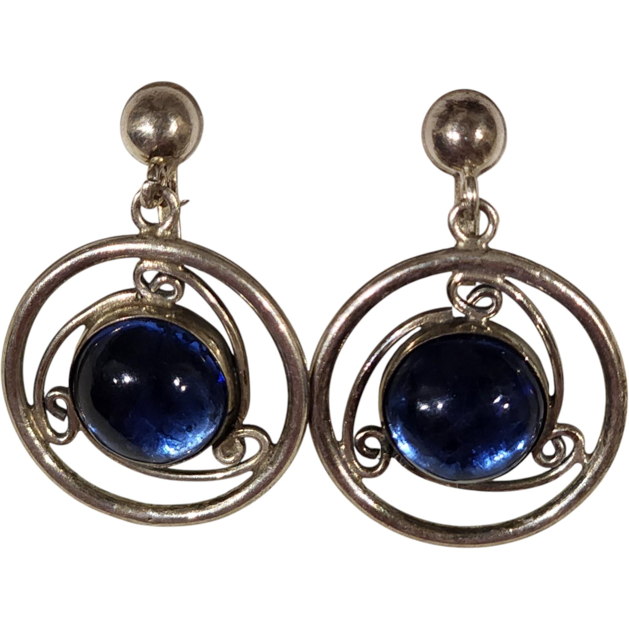 1950s Mexican Sterling Silver Screw-Back Earrings with Blue Glass Cabochons en venta
