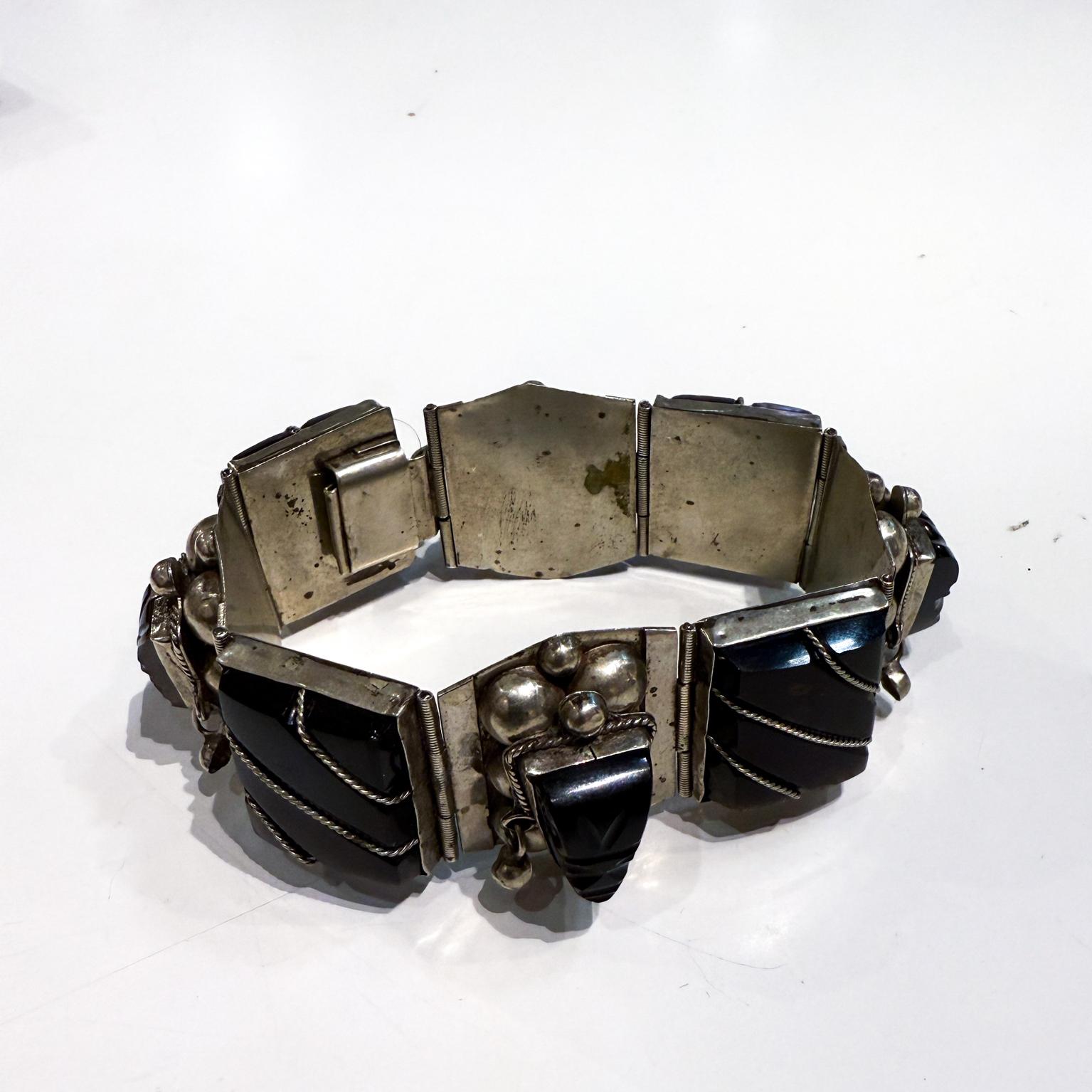 AMBIANIC presents
1950s Vintage Mexican Onyx Sterling Silver Link Bracelet
Modernist design Taxco Silversmith N S
Stamped
7.25 x 1.25 w .5
Preowned vintage condition
Refer to images listed.