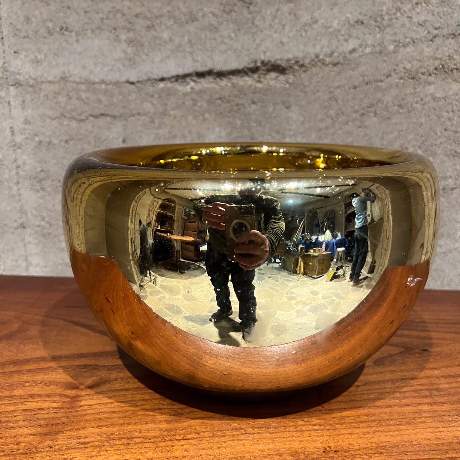 AMBIANIC presents
1950s Hand-blown Gold Mercury Glass Bowl Made in Mexico
In the Style of Luis Barragan.
6.25 h x 10 diameter
Preowned vintage condition
Please refer to all images.