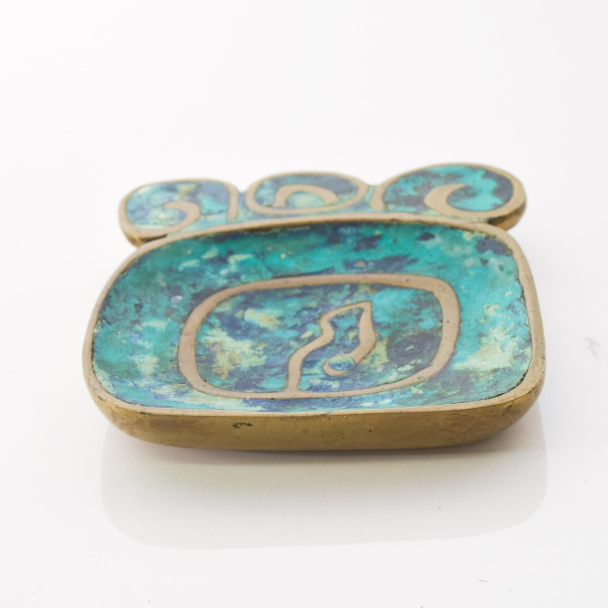 1950s Mexico Pepe Mendoza collectible art vibrant sea of aqua decorative dish tray catchall in malachite and bronze brass
abstract art design in a turquoise cloisonné technique.
Stamped Mendoza made in Mexico
Measures: 4 3/8