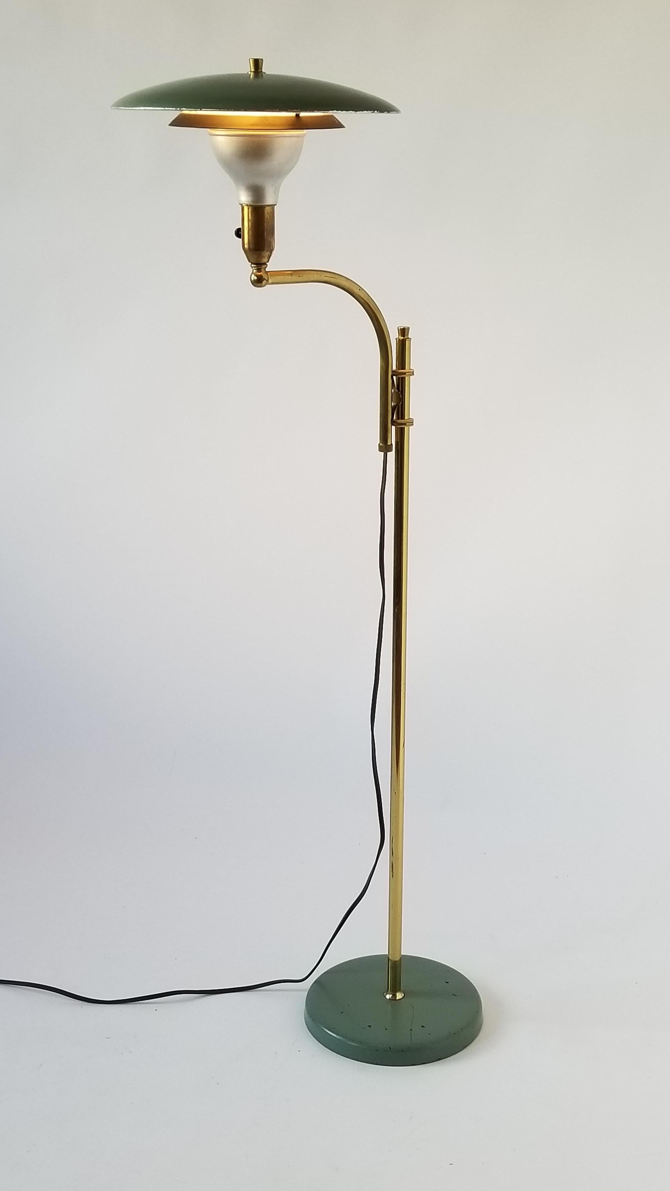 1950s  M.G.Wheeler  Brass and Enameled Aluminium Telescopic  Floor Lamp , USA  In Good Condition In St- Leonard, Quebec