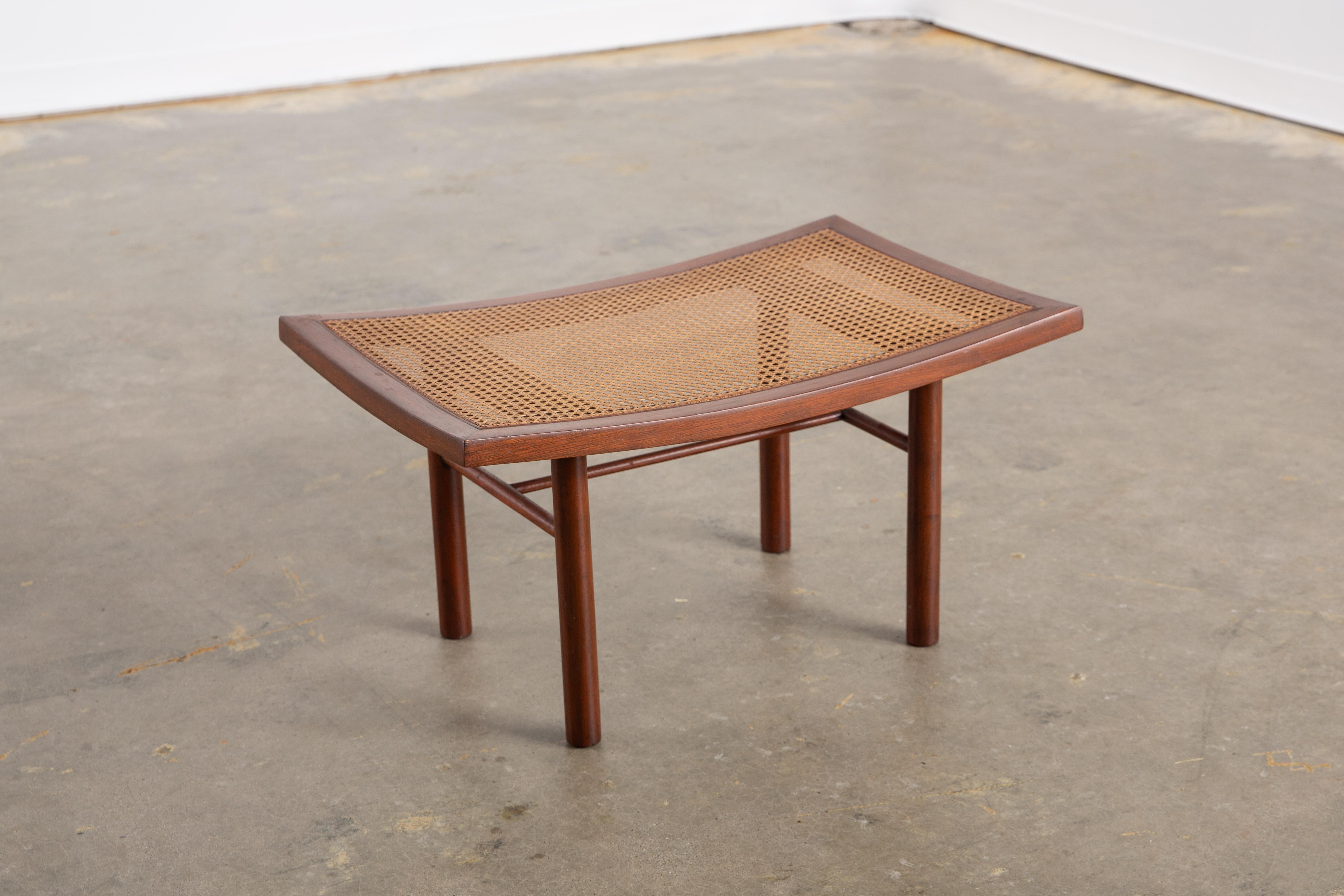 Taburete vintage de madera Michael Taylor for Baker, de mediados de siglo XX, con asiento de caña tejida suavemente curvada. Patas y base minimalistas. Buen estado vintage.