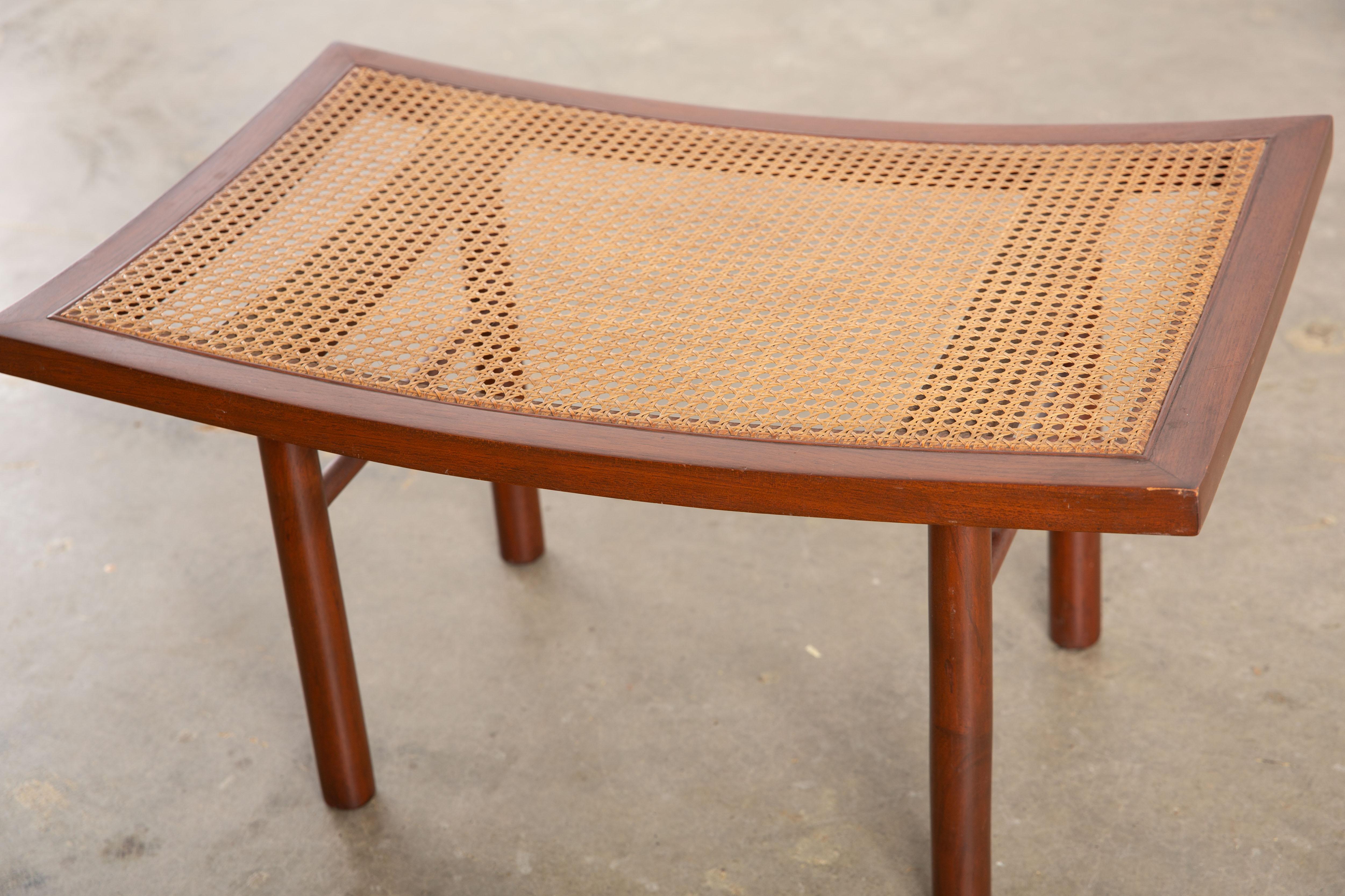 1950's Michael Taylor para Baker Far East Collection Taburete de caña y madera en Bueno estado para la venta en New York, NY