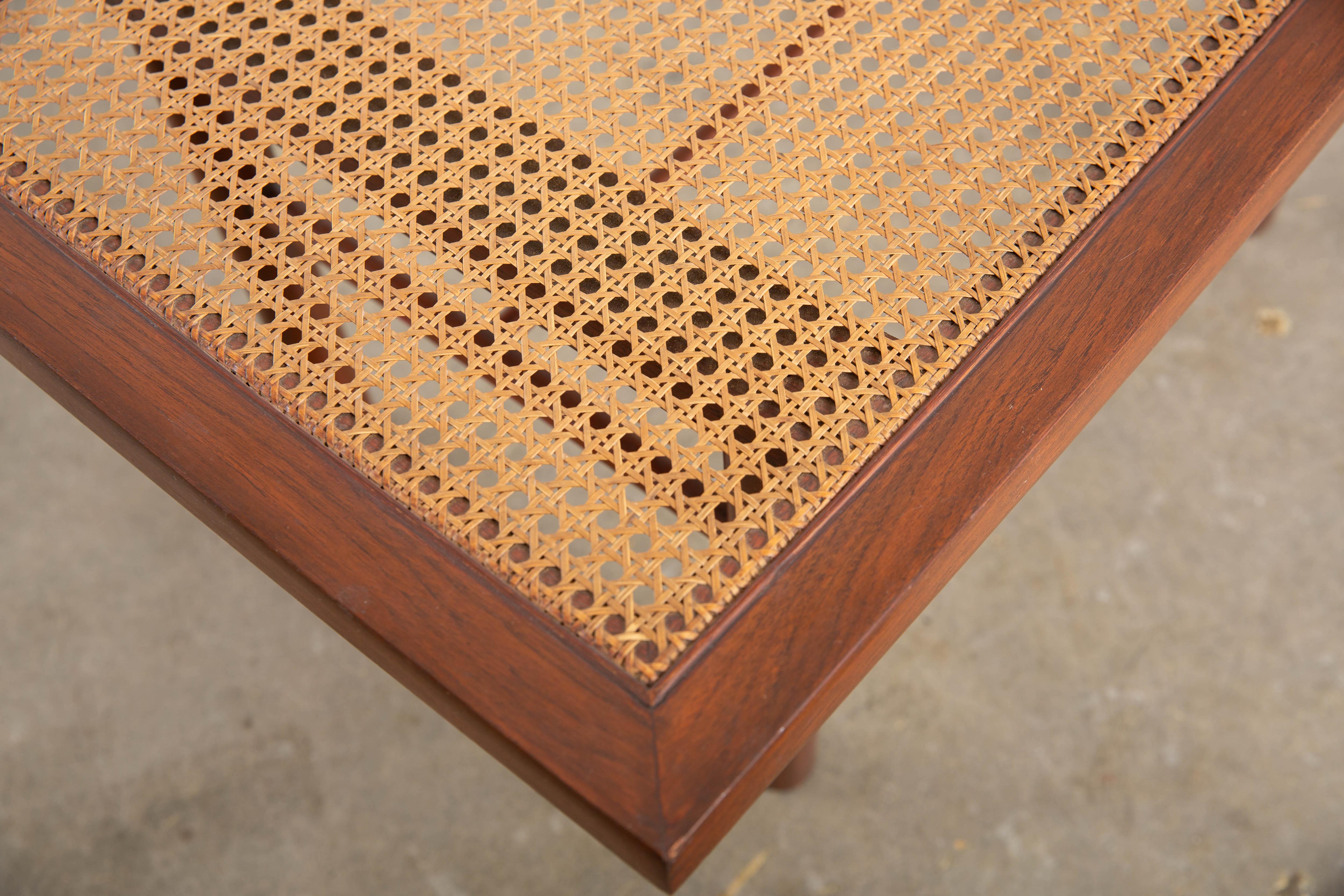 1950's Michael Taylor para Baker Far East Collection Taburete de caña y madera mediados del siglo XX en venta