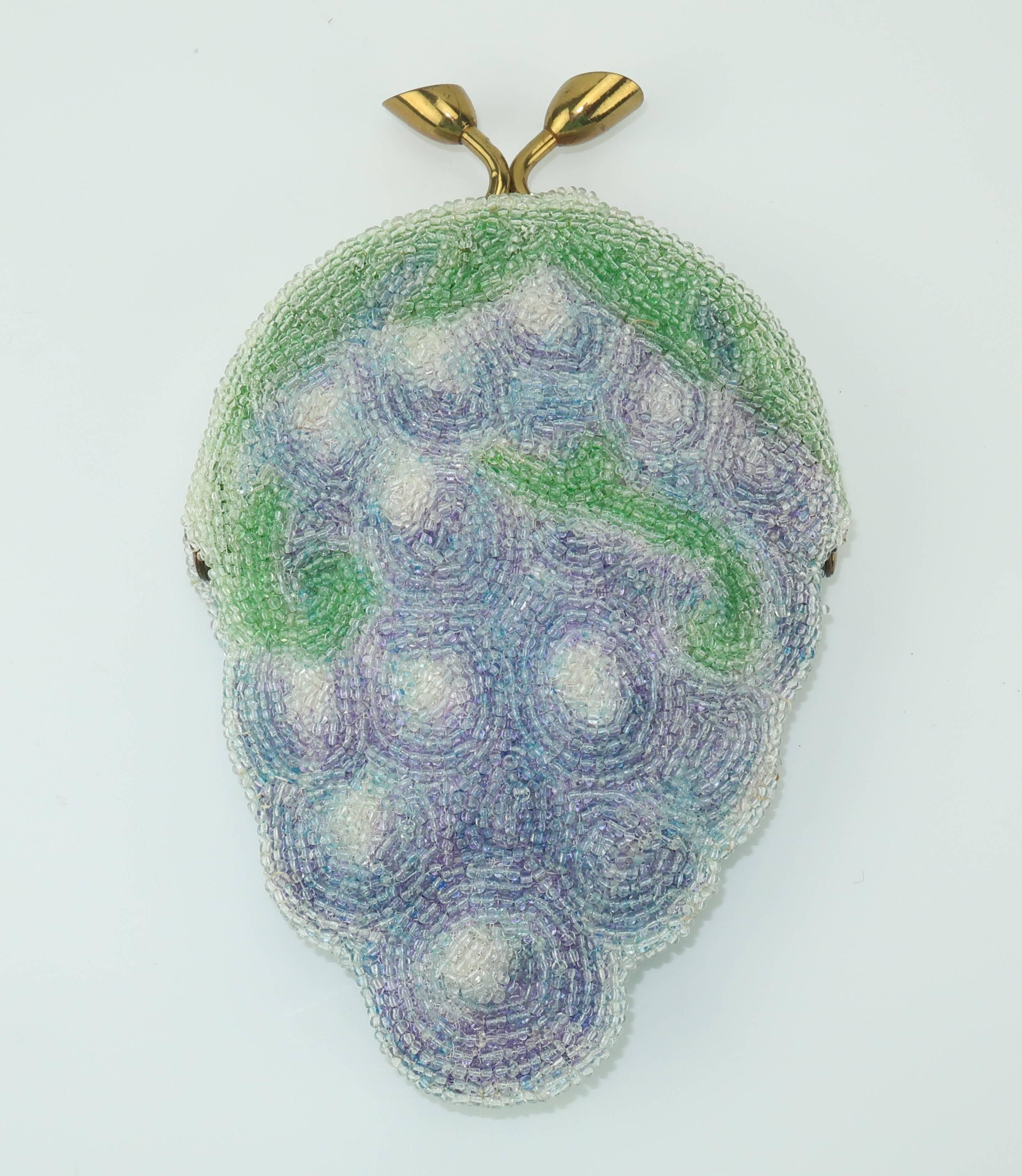 1950's Micro Beaded Change Purse With Fruit Motif In Good Condition In Atlanta, GA