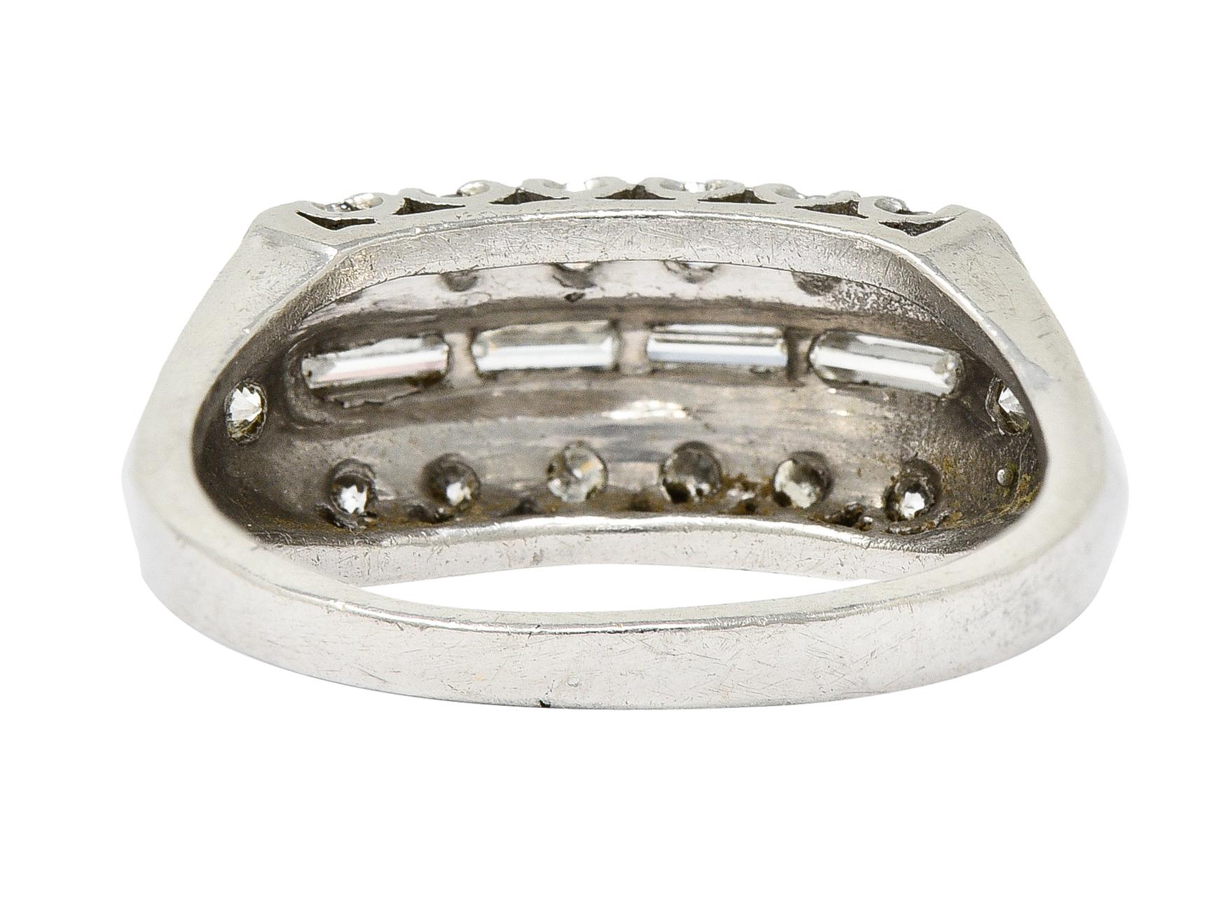 1950er Mid-Century 0,50 Karat Diamant Platin Fischschwanz-Kanalband-Ring (Baguetteschliff) im Angebot