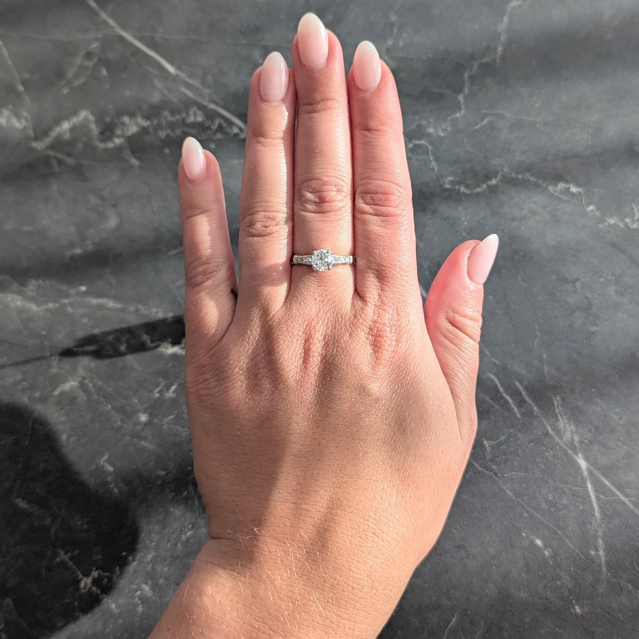 Con un diamante de talla europea antigua con un peso aproximado de 0,92 quilates - color I con claridad VS2
Flanqueado por hombros catedral engastados en canal con diamantes talla única - graduados en tamaño
Con un peso total aproximado de 0,13