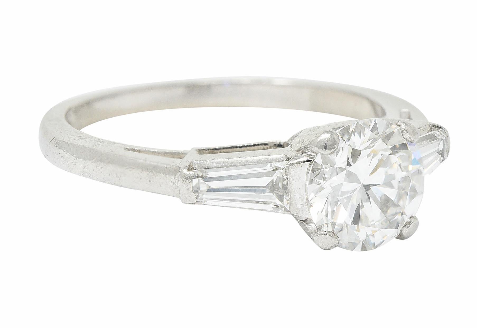 Rétro Bague de fiançailles en platine avec diamants de 1,36 carat, années 1950 en vente