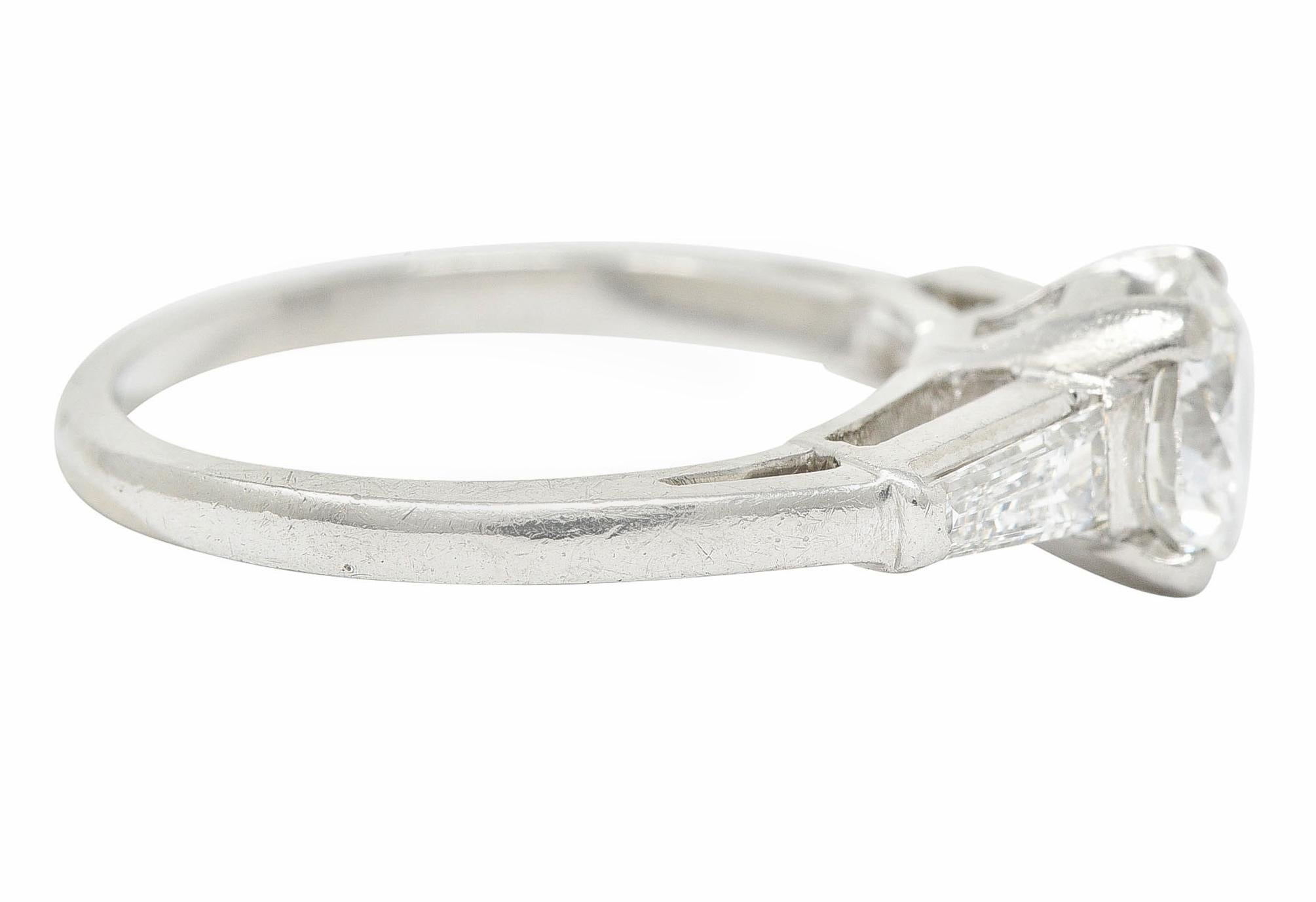 Taille ronde Bague de fiançailles en platine avec diamants de 1,36 carat, années 1950 en vente