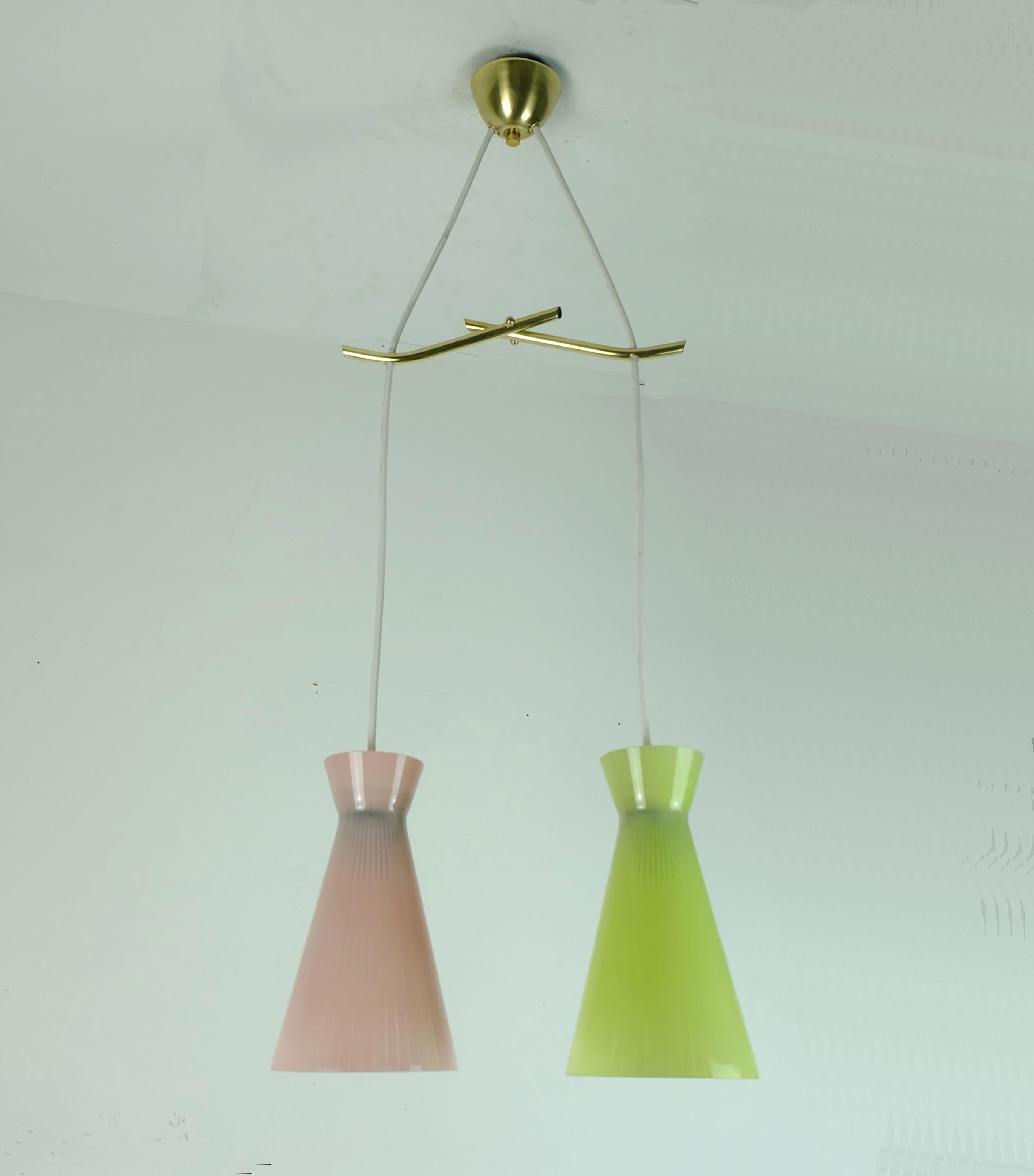 Lampada a 2 luci di metà secolo 1950 con paralume in vetro e ottone in vendita 3
