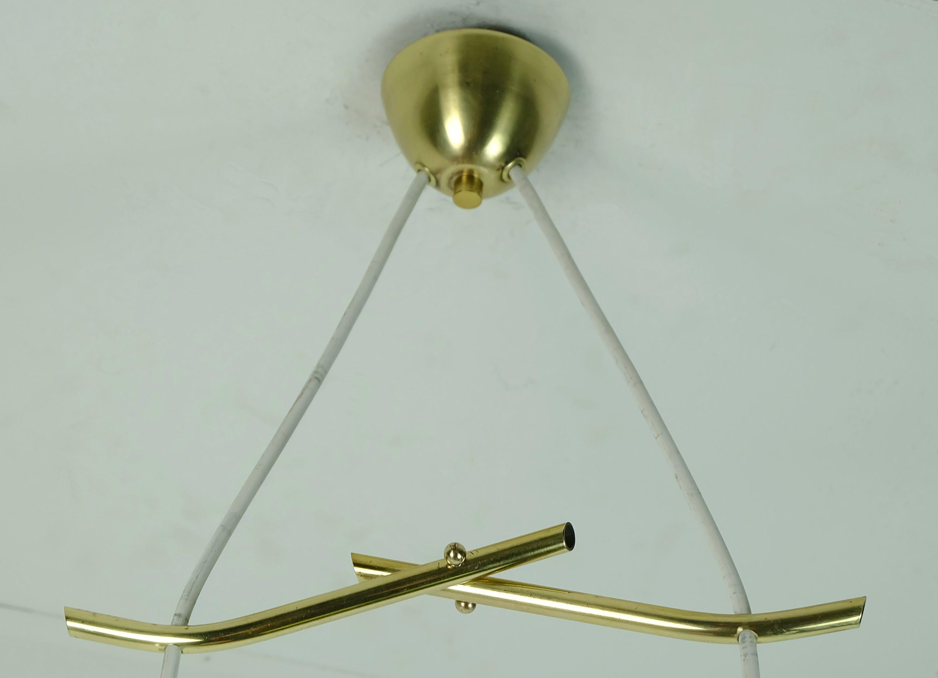 Mid-Century moderno Lampada a 2 luci di metà secolo 1950 con paralume in vetro e ottone in vendita