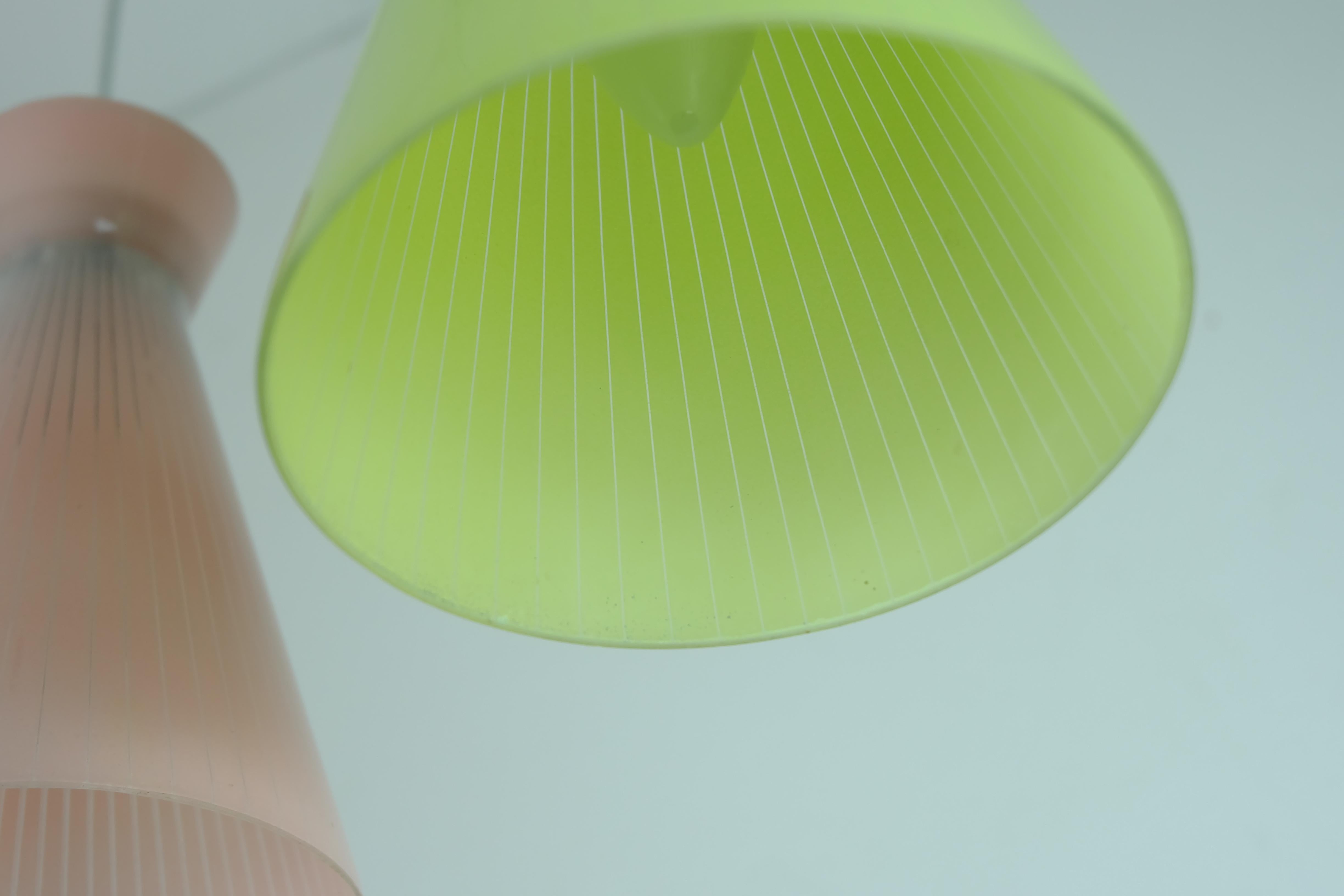 Lampada a 2 luci di metà secolo 1950 con paralume in vetro e ottone In condizioni buone in vendita a Mannheim, DE