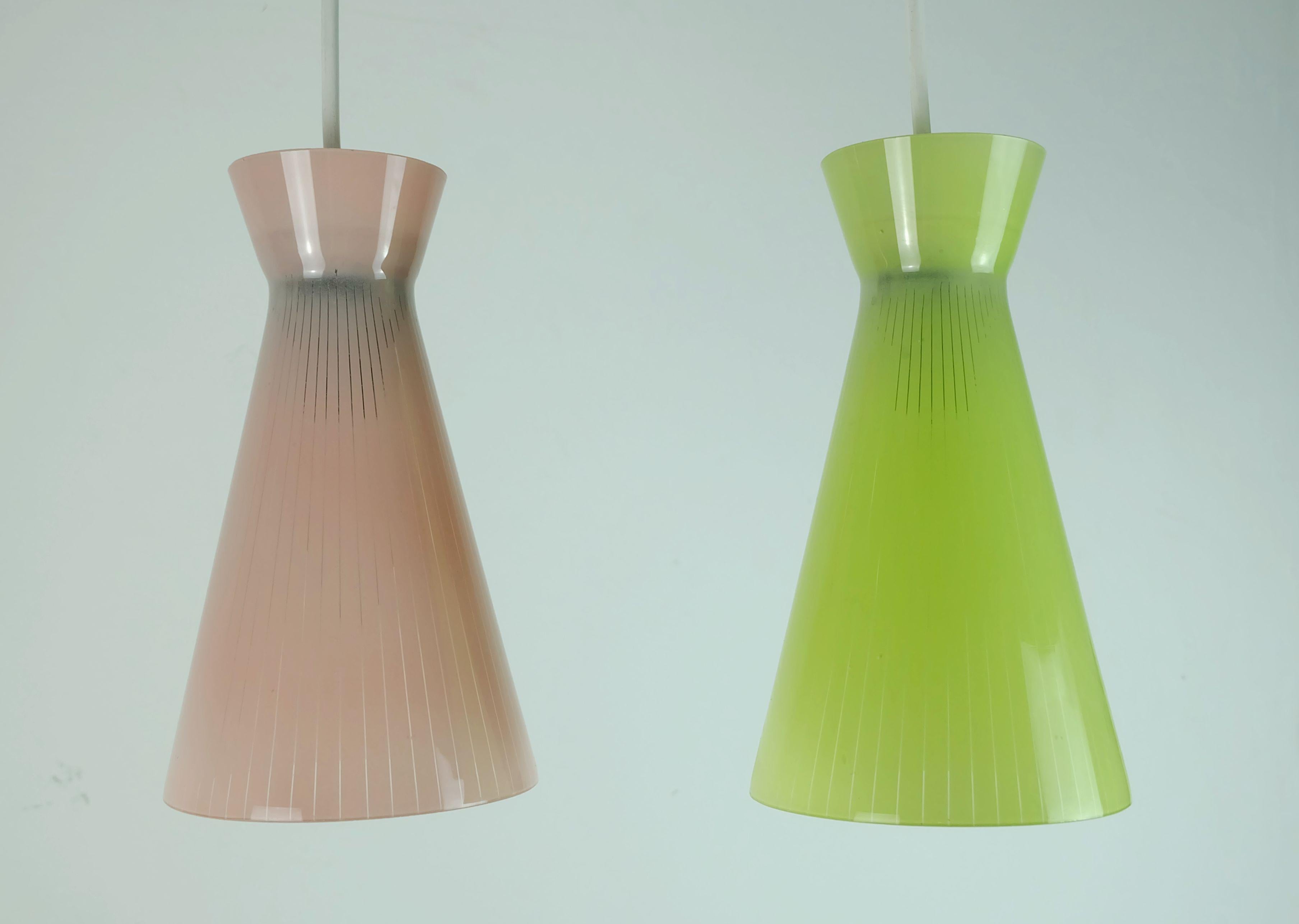 XX secolo Lampada a 2 luci di metà secolo 1950 con paralume in vetro e ottone in vendita