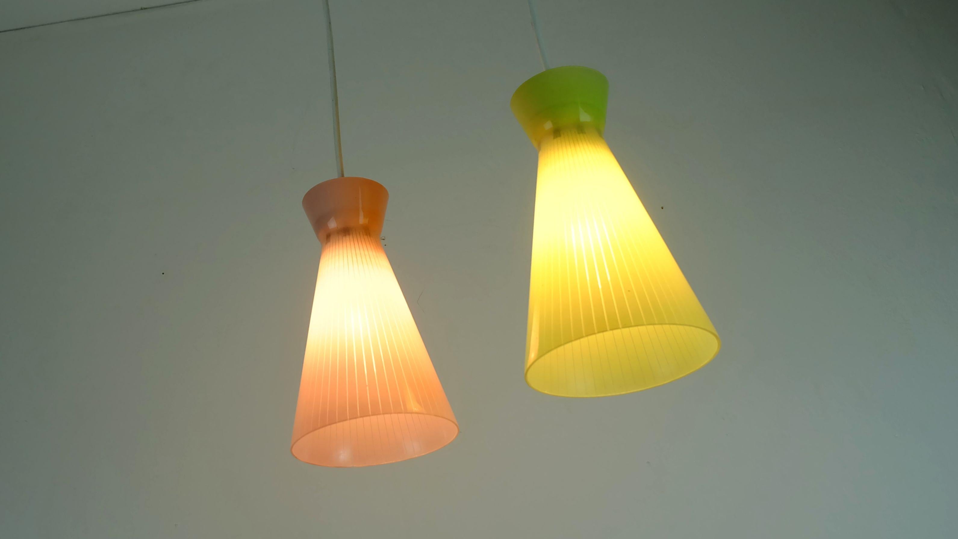 Ottone Lampada a 2 luci di metà secolo 1950 con paralume in vetro e ottone in vendita