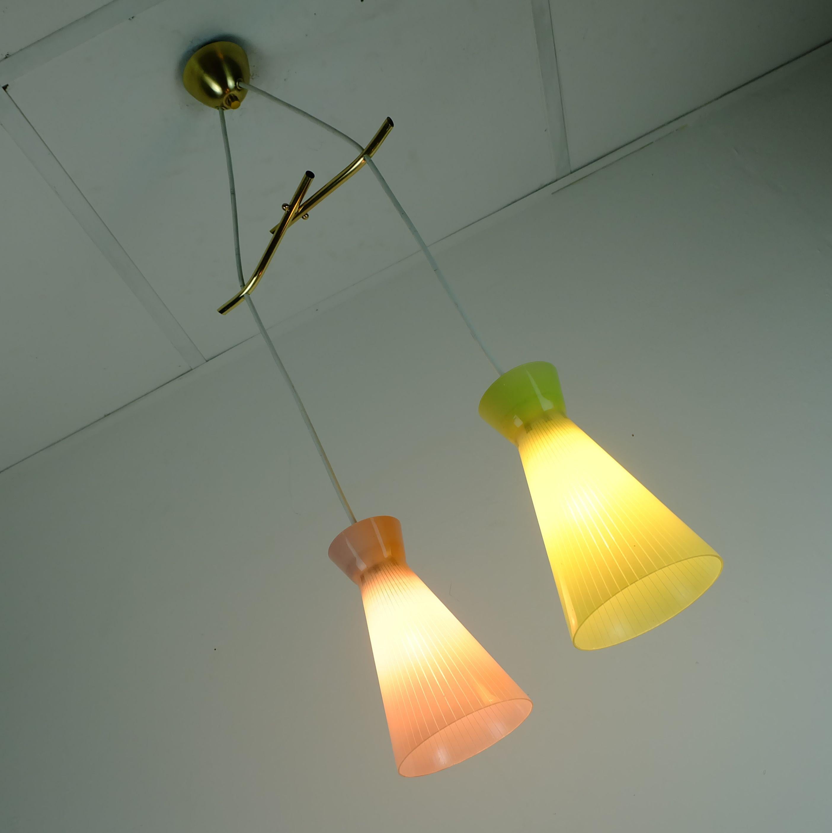 Lampada a 2 luci di metà secolo 1950 con paralume in vetro e ottone in vendita 1
