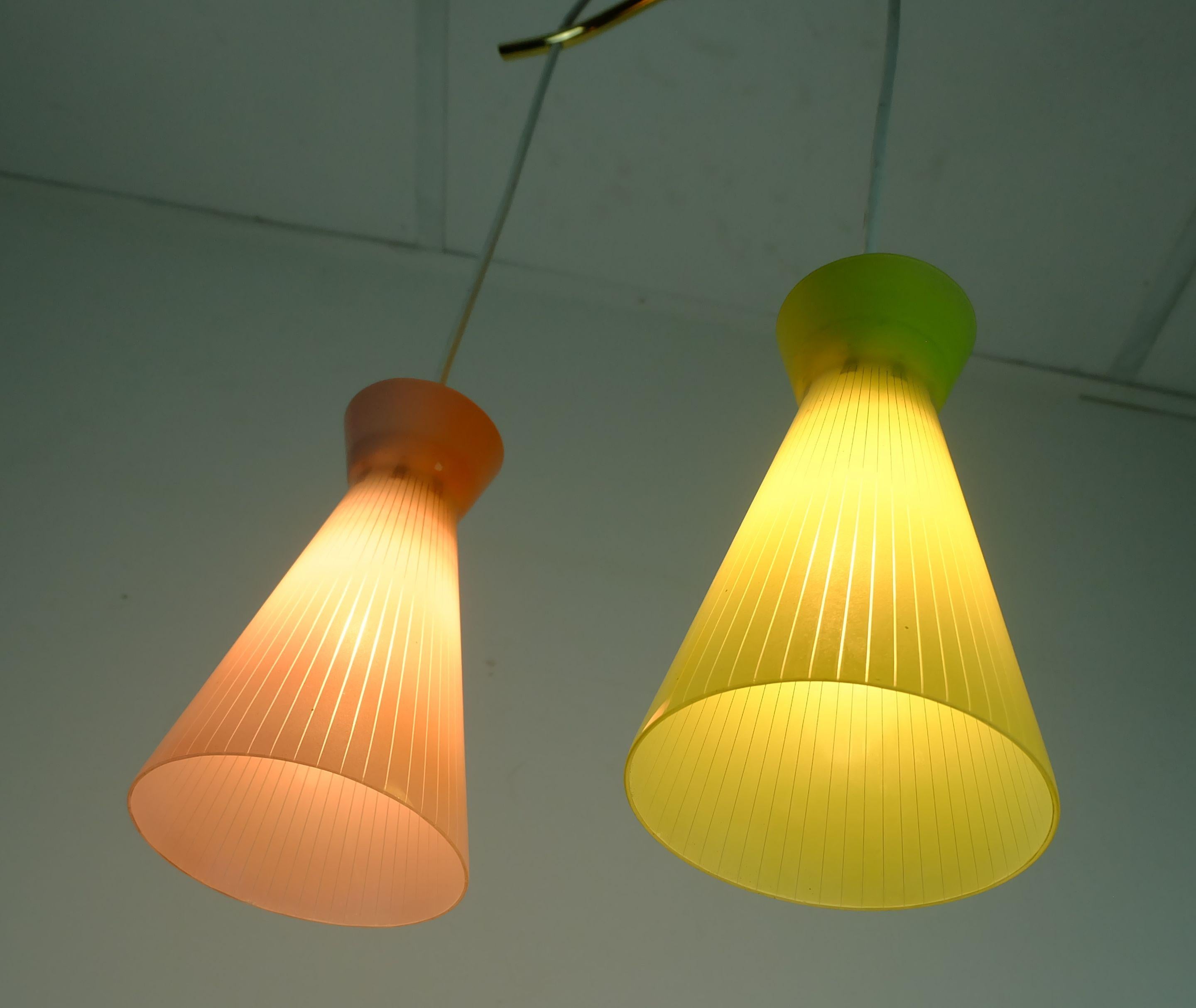 Lampada a 2 luci di metà secolo 1950 con paralume in vetro e ottone in vendita 2