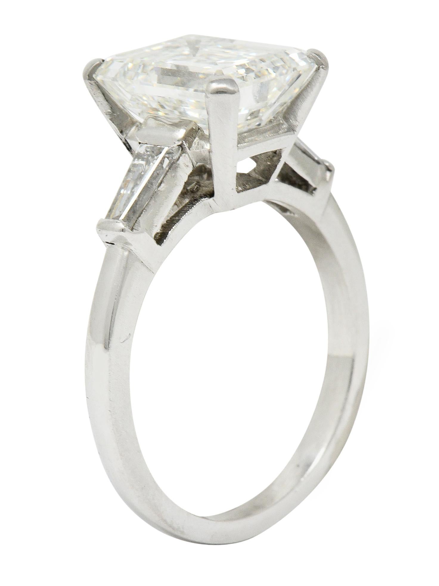1950er Jahre Midcentury 4,12 Karat Diamant Platin Drei-Stein-Ring GIA im Angebot 2