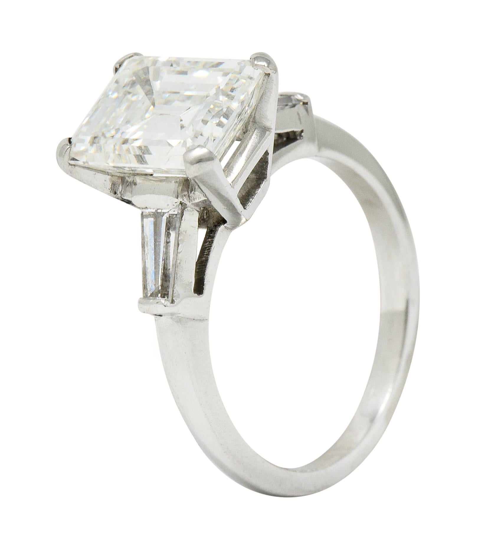 1950er Jahre Midcentury 4,12 Karat Diamant Platin Drei-Stein-Ring GIA im Angebot 3