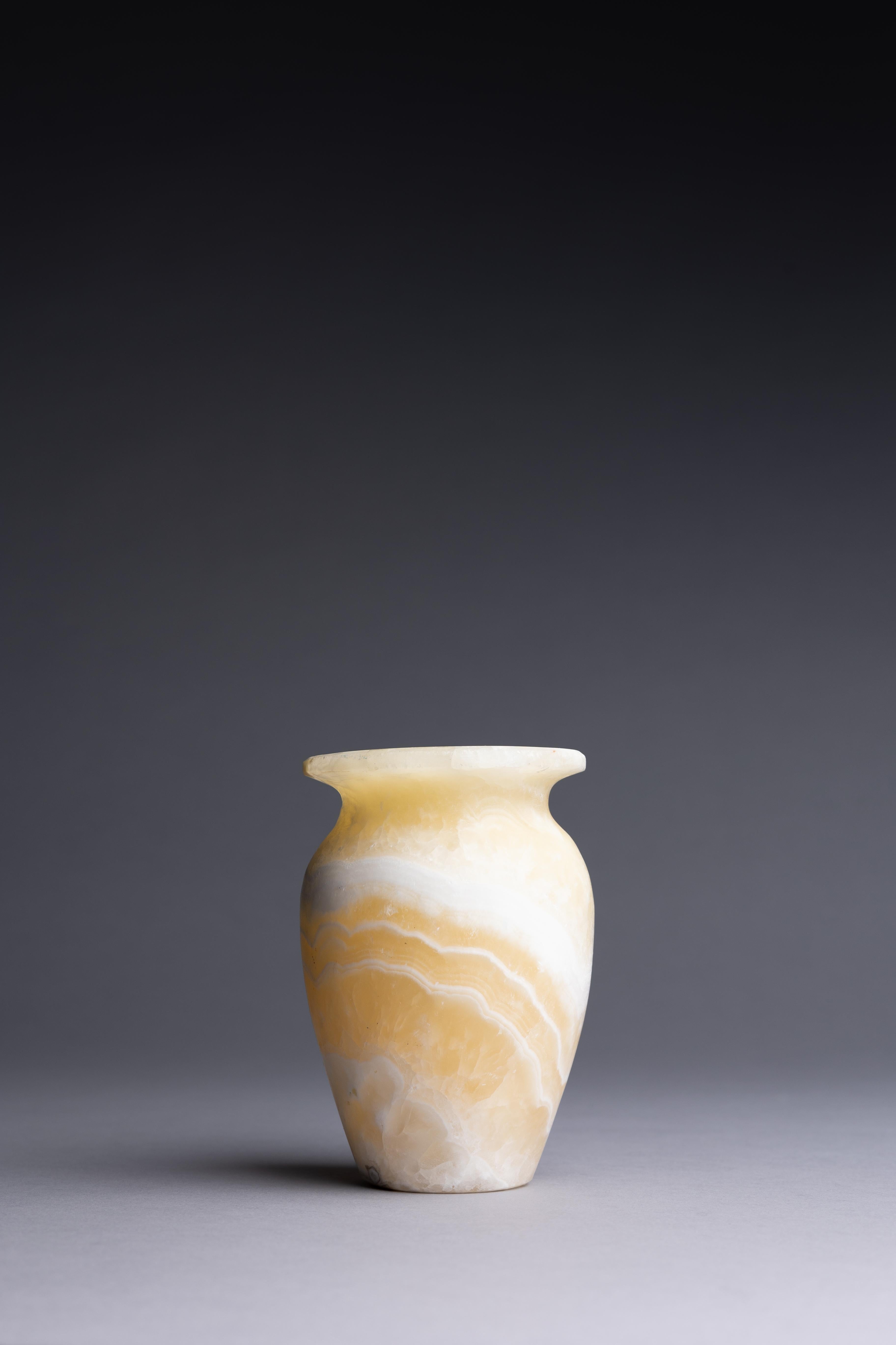 Vaso in pietra italiano di metà secolo in alabastro intagliato a mano.

Scopri un'eleganza senza tempo con questo squisito vaso in alabastro italiano della metà del secolo scorso, un capolavoro di artigianato e design. Scolpito a mano in vero