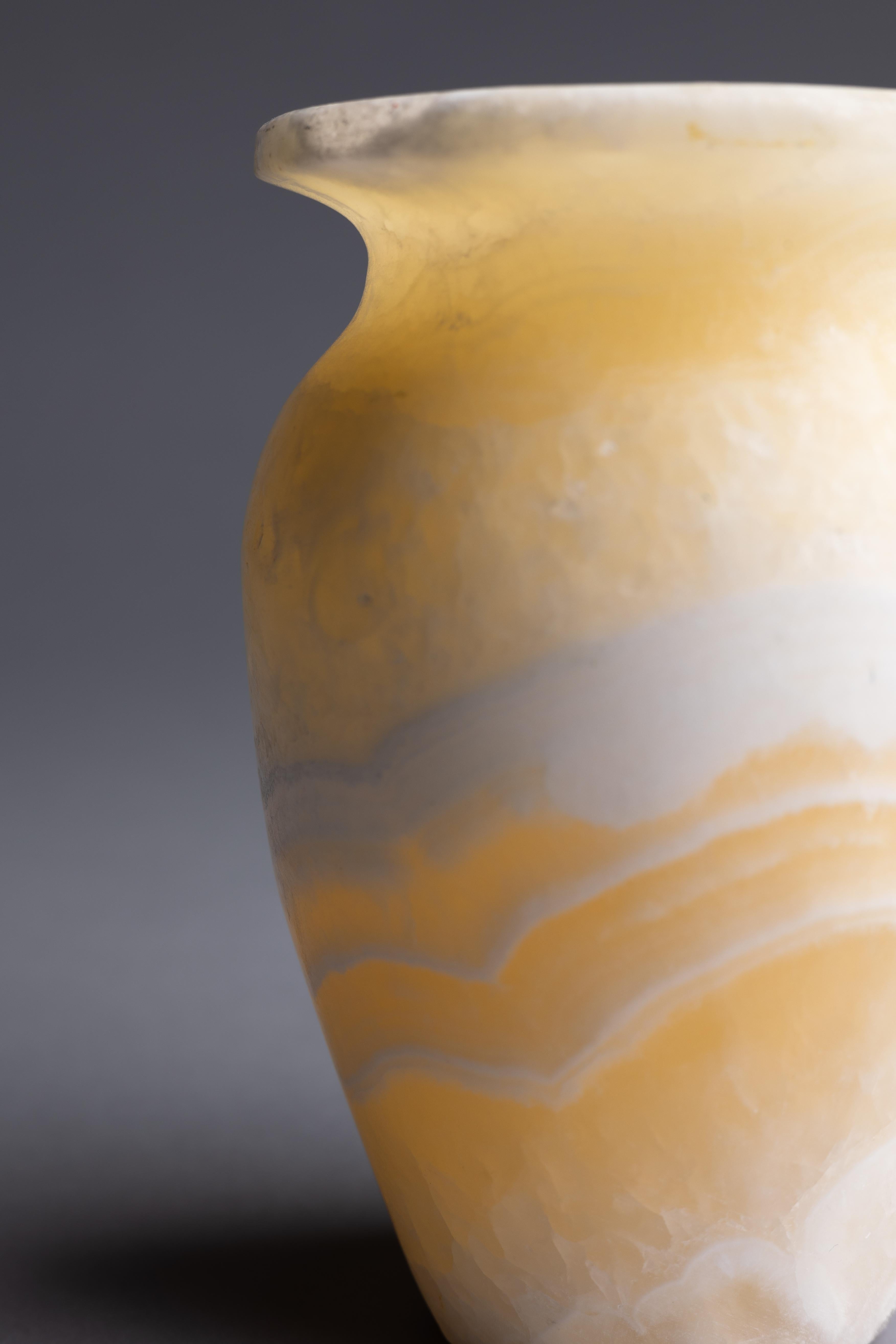 Italiano Vaso di pietra in alabastro del 1950, metà del secolo scorso in vendita