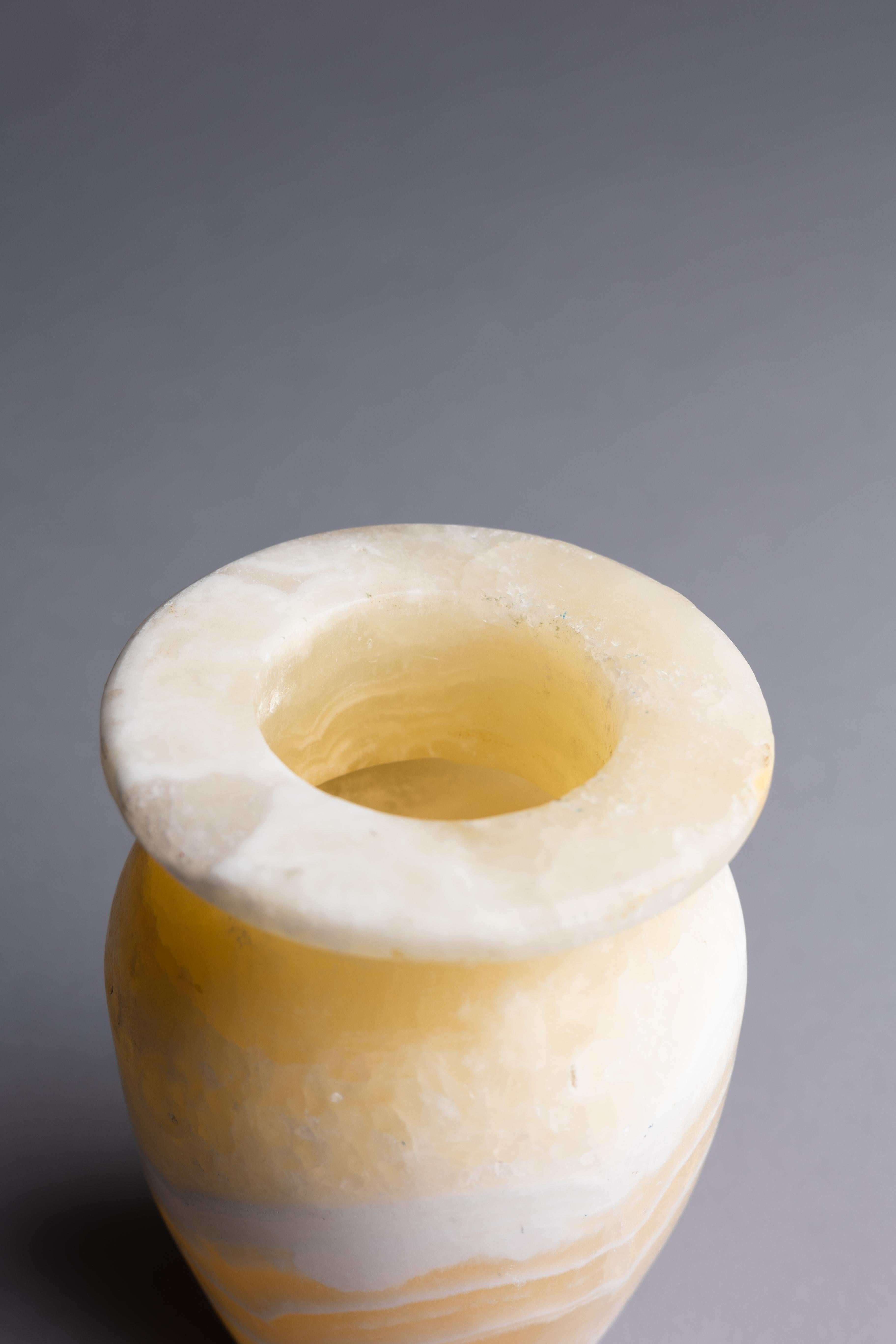 Vaso di pietra in alabastro del 1950, metà del secolo scorso In condizioni ottime in vendita a Fort Lauderdale, FL
