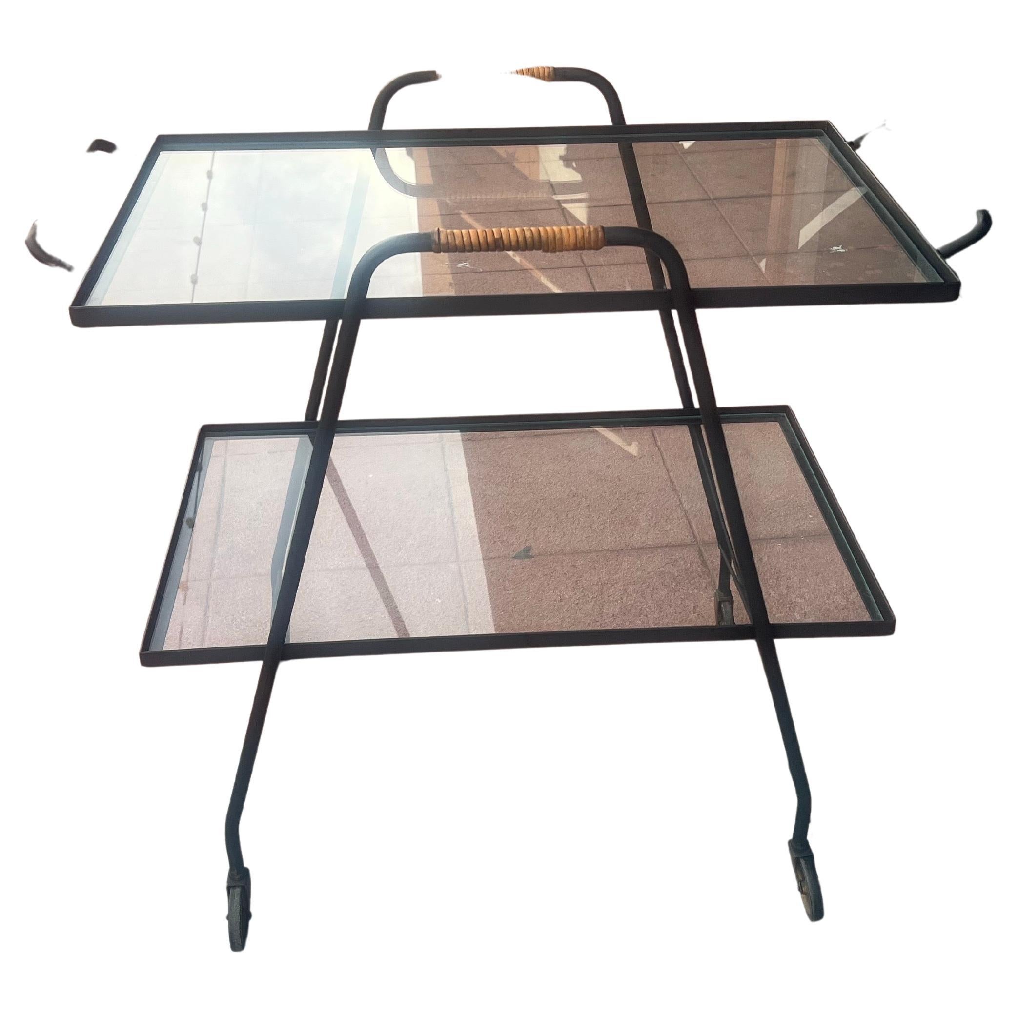 Precioso y raro coche bar con armazón de hierro esmaltado en negro, barra seca con asas envueltas en ratán de caña sobre ruedas , muy bonita pátina bonita calidad y gran diseño.