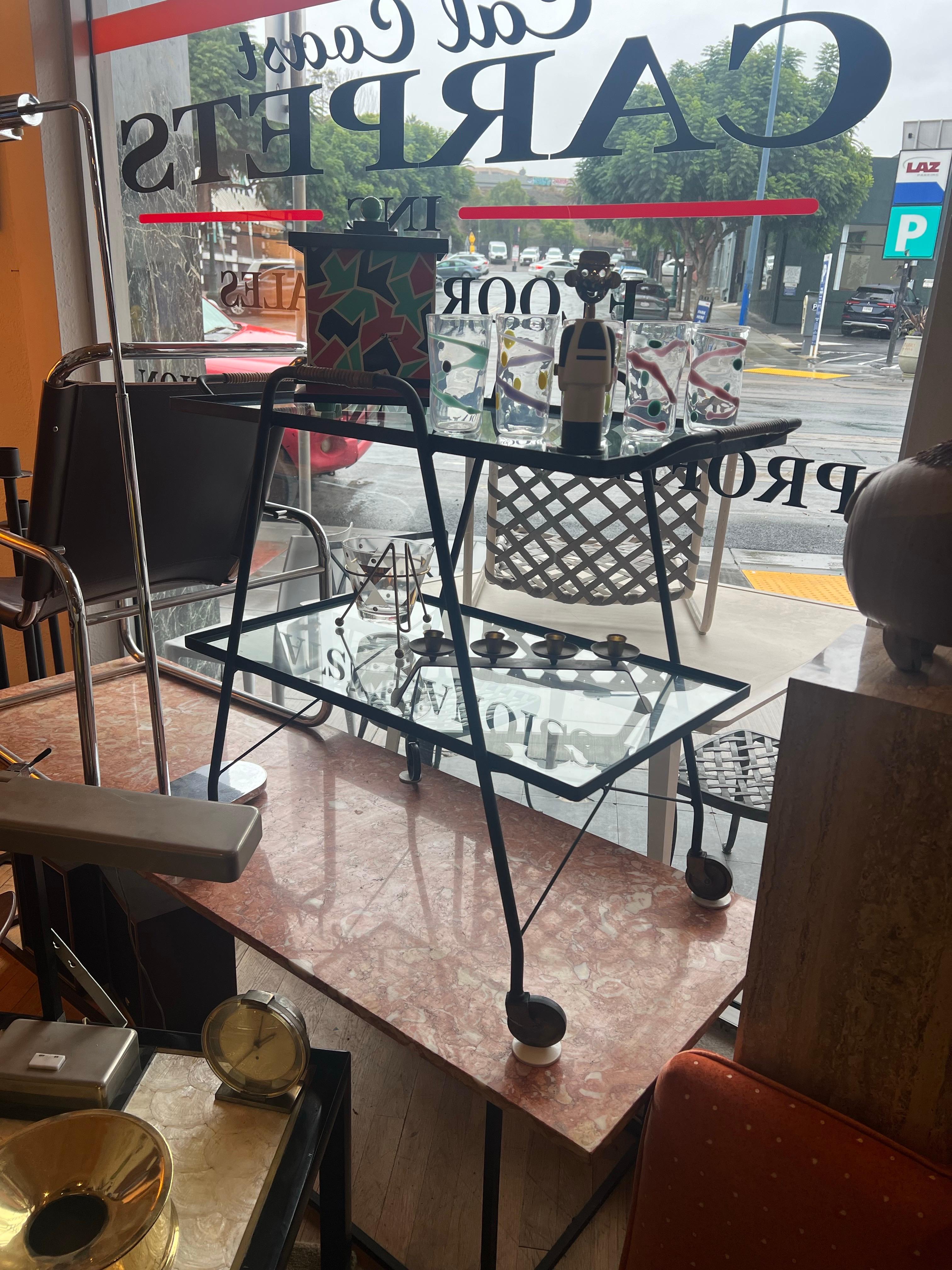 Carro de Bar Raro de la Era Atómica de Mediados de Siglo 1950 Armazón de Hierro con Asas de Caña Estadounidense en venta