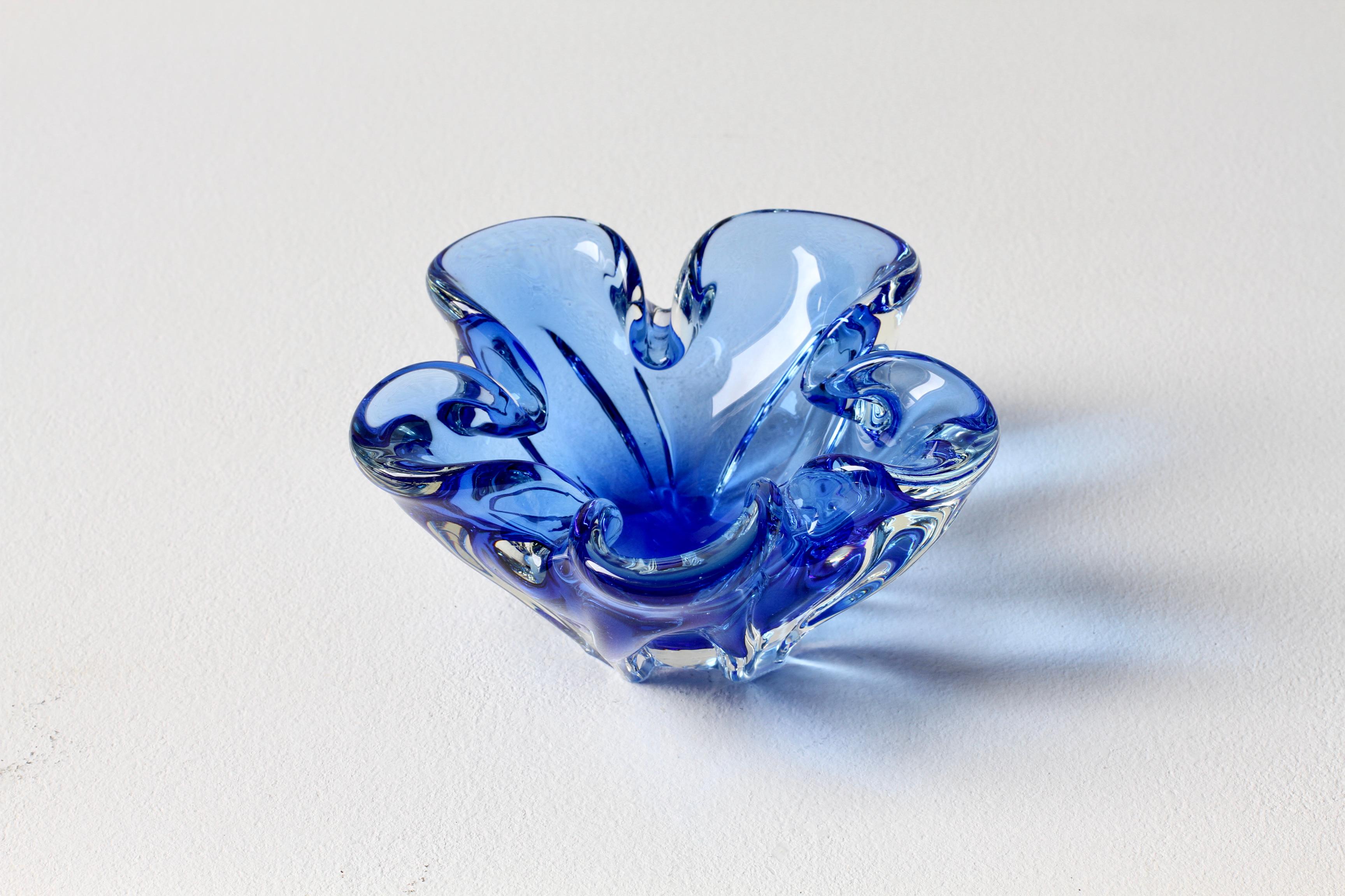 1950s Mid-Century Blue 'Flower Petal' Biomorphic Murano Glass Bowl or Dish For Sale 4