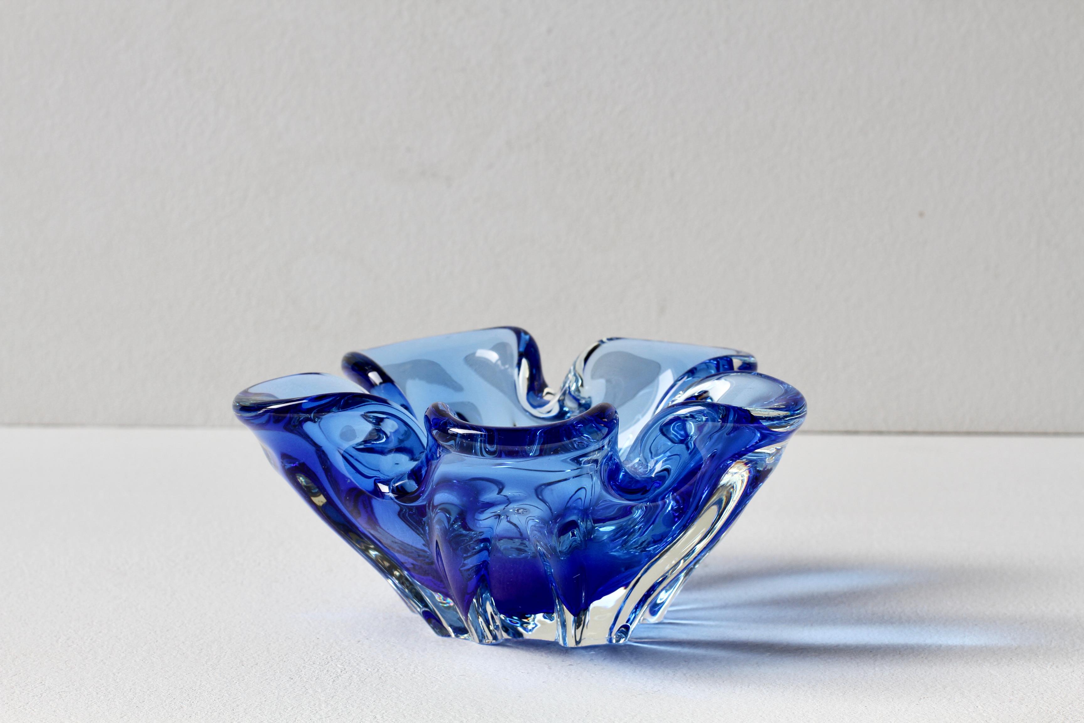 1950s Mid-Century Blue 'Flower Petal' Biomorphic Murano Glass Bowl or Dish For Sale 5