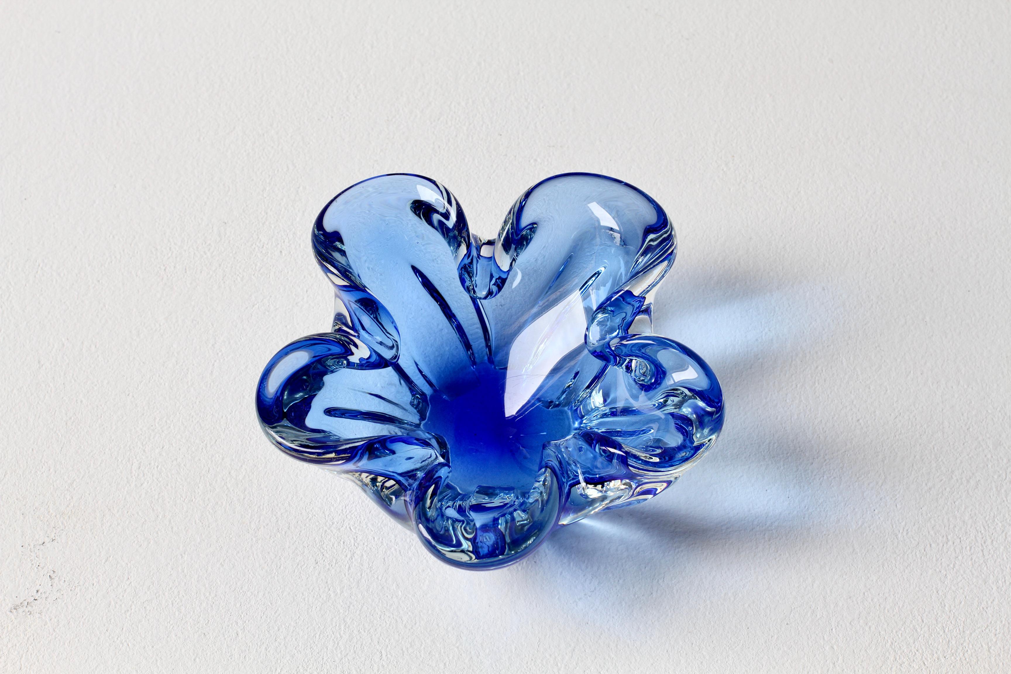 1950s Mid-Century Blue 'Flower Petal' Biomorphic Murano Glass Bowl or Dish For Sale 6
