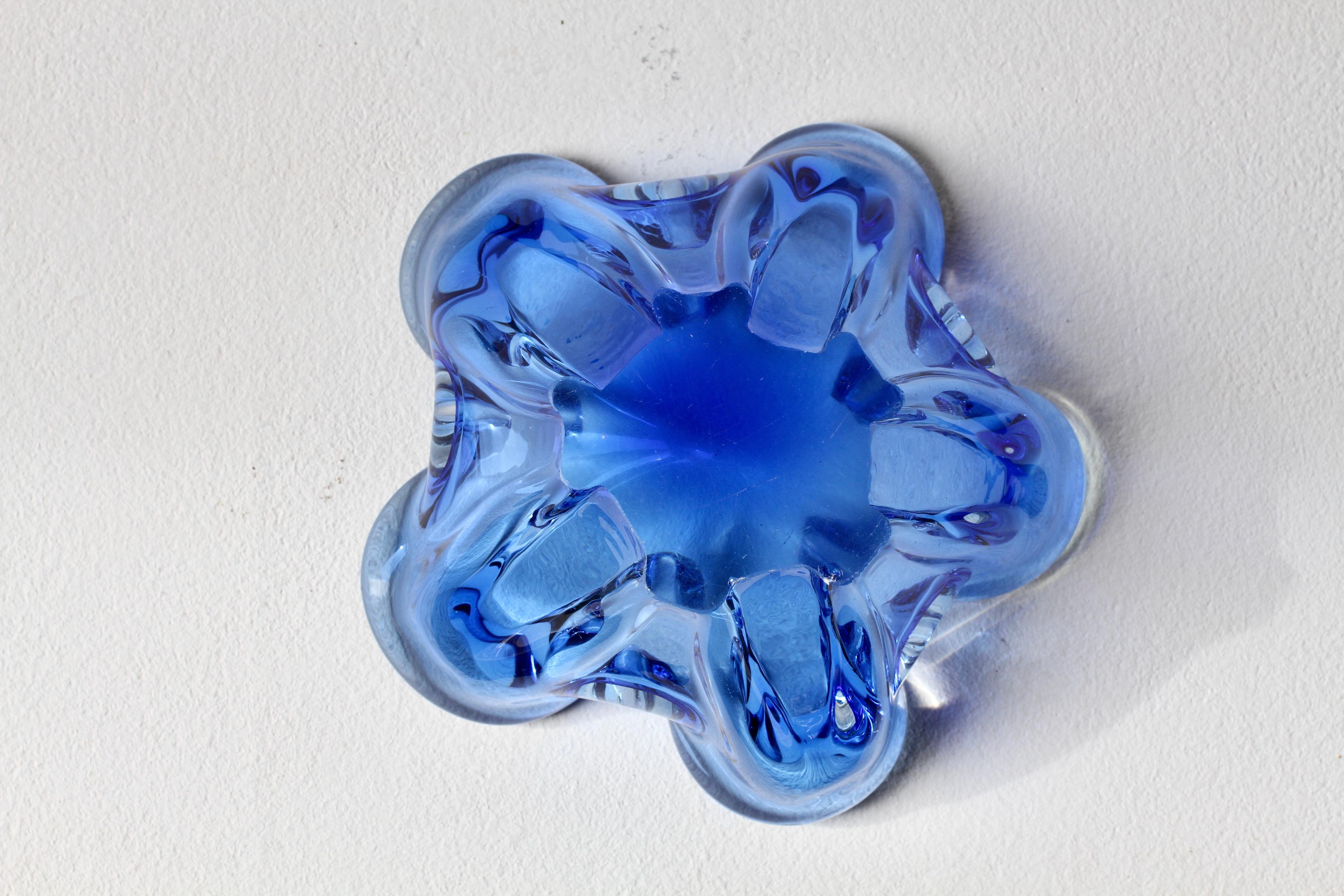 1950s Mid-Century Blue 'Flower Petal' Biomorphic Murano Glass Bowl or Dish For Sale 8