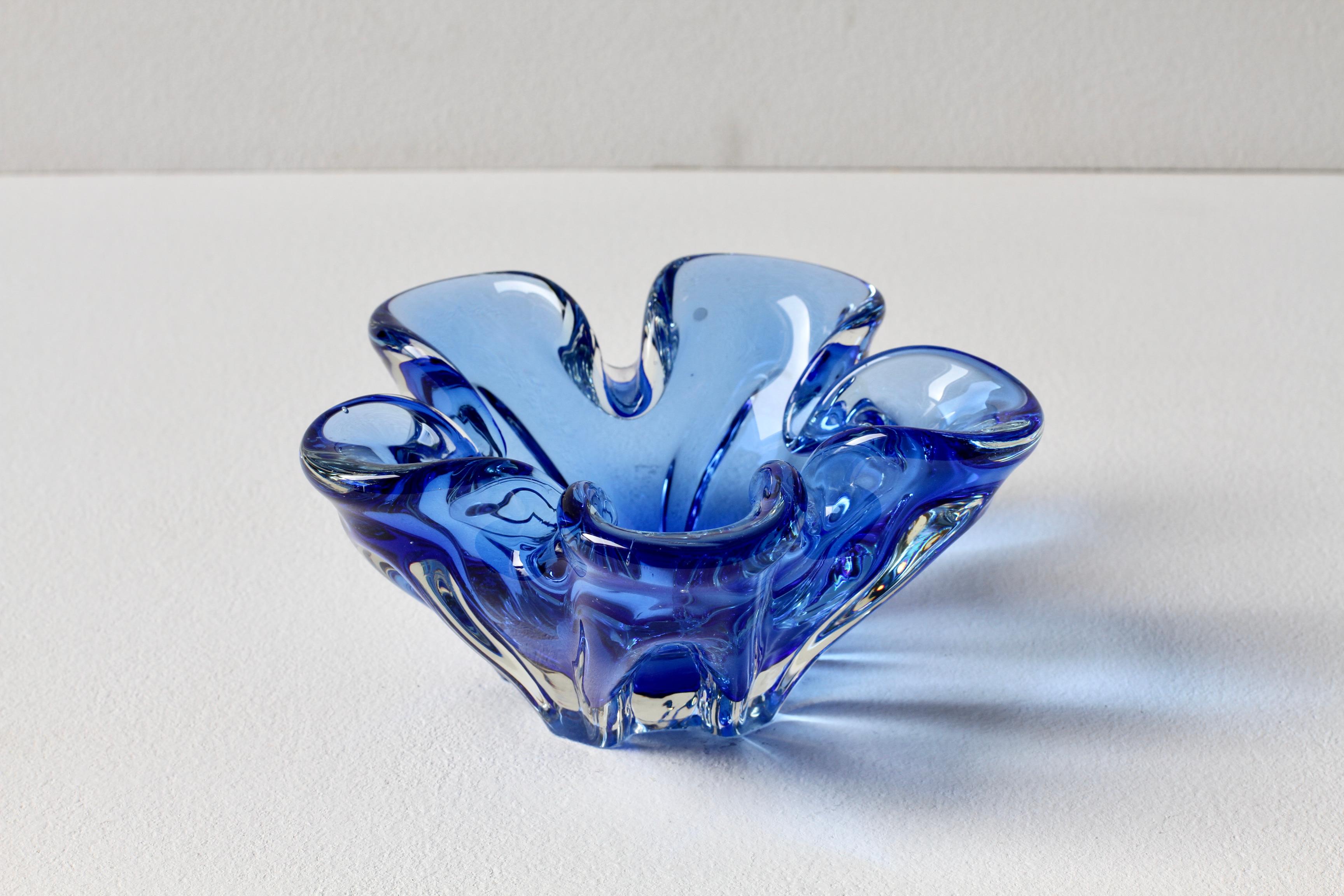 Mid-Century Modern 1950s Mid-Century Blue 'Flower Petal' Biomorphic Murano Glass Bowl or Dish For Sale