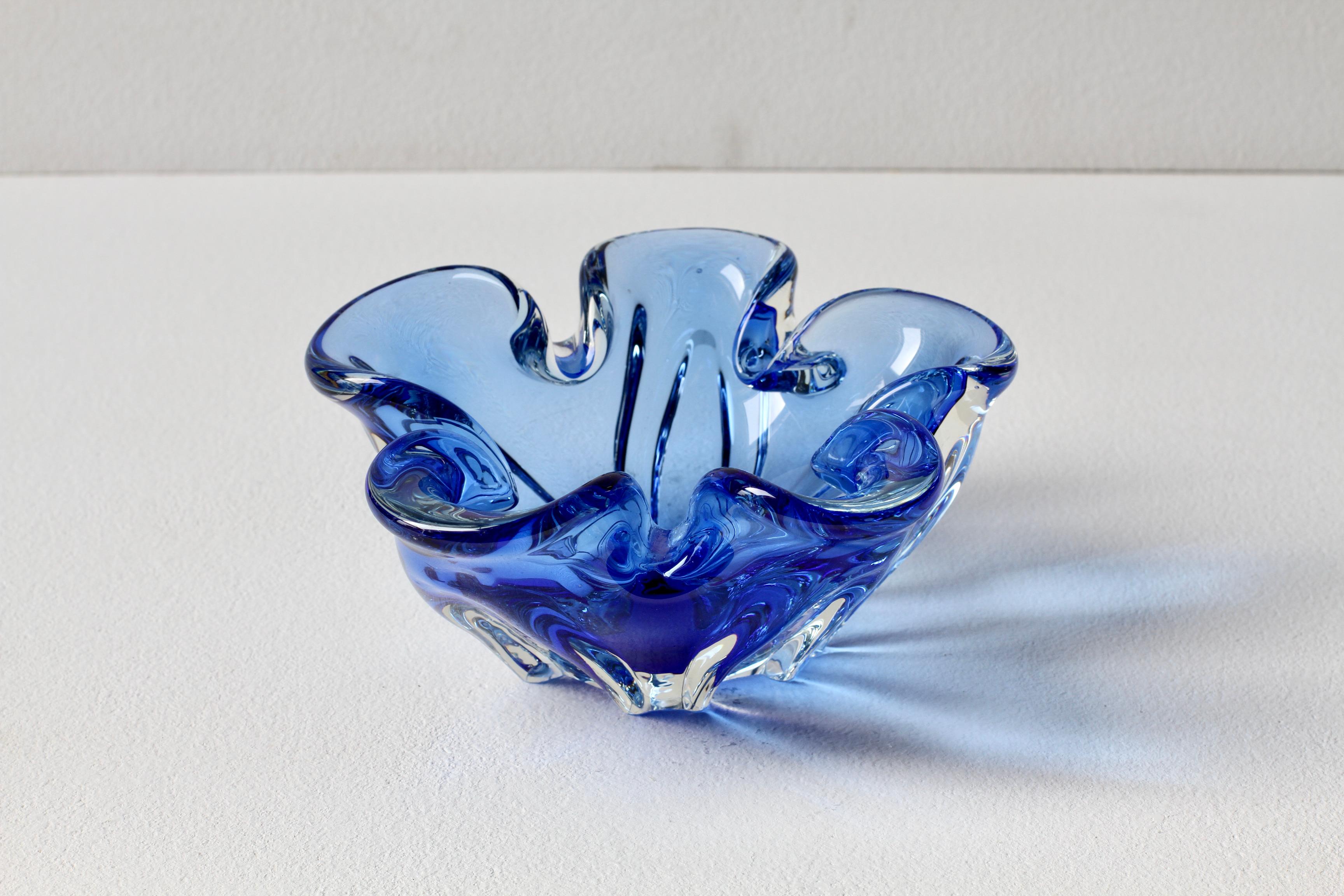 Italian 1950s Mid-Century Blue 'Flower Petal' Biomorphic Murano Glass Bowl or Dish For Sale