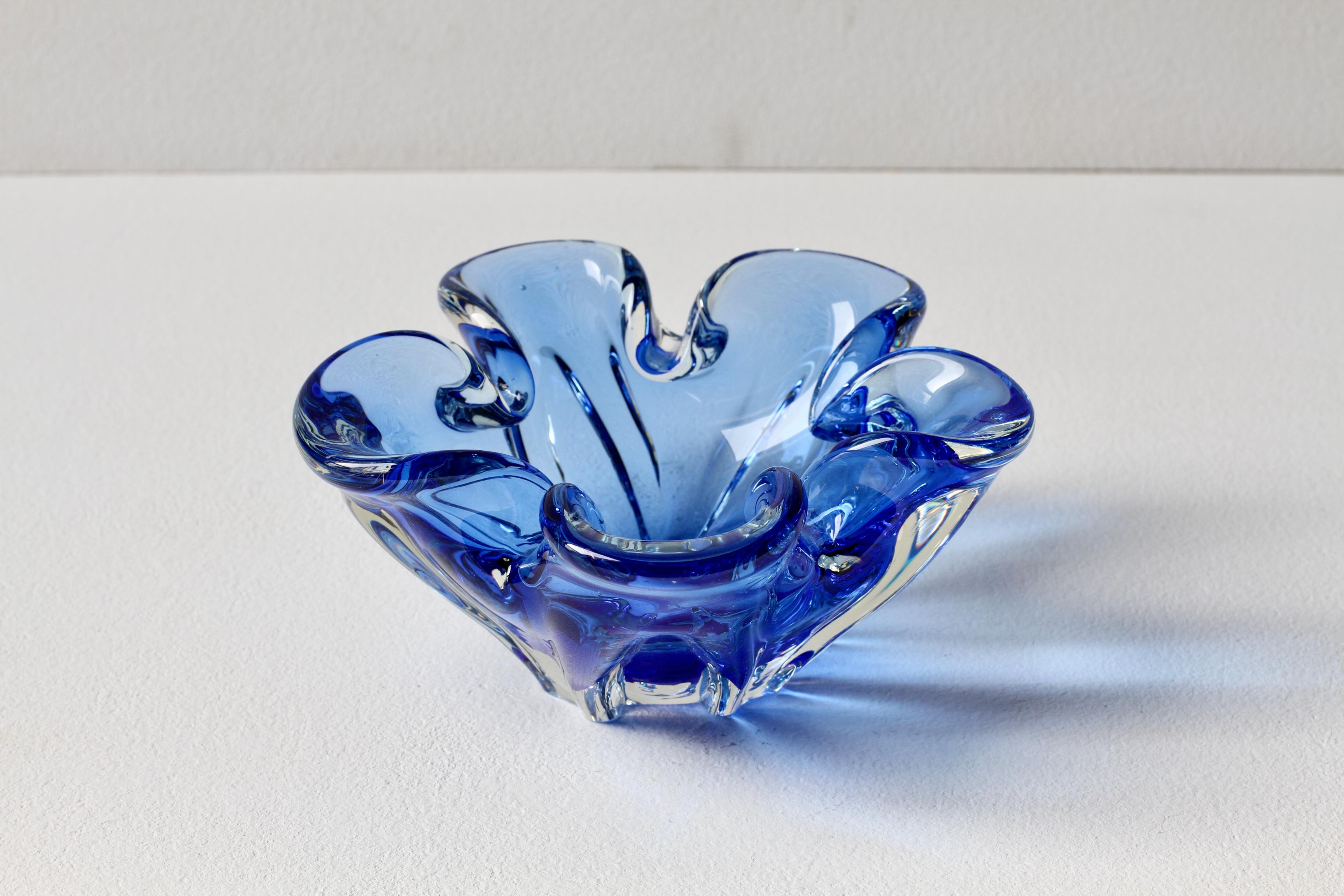 1950s Mid-Century Blue 'Flower Petal' Biomorphic Murano Glass Bowl or Dish In Good Condition For Sale In Landau an der Isar, Bayern