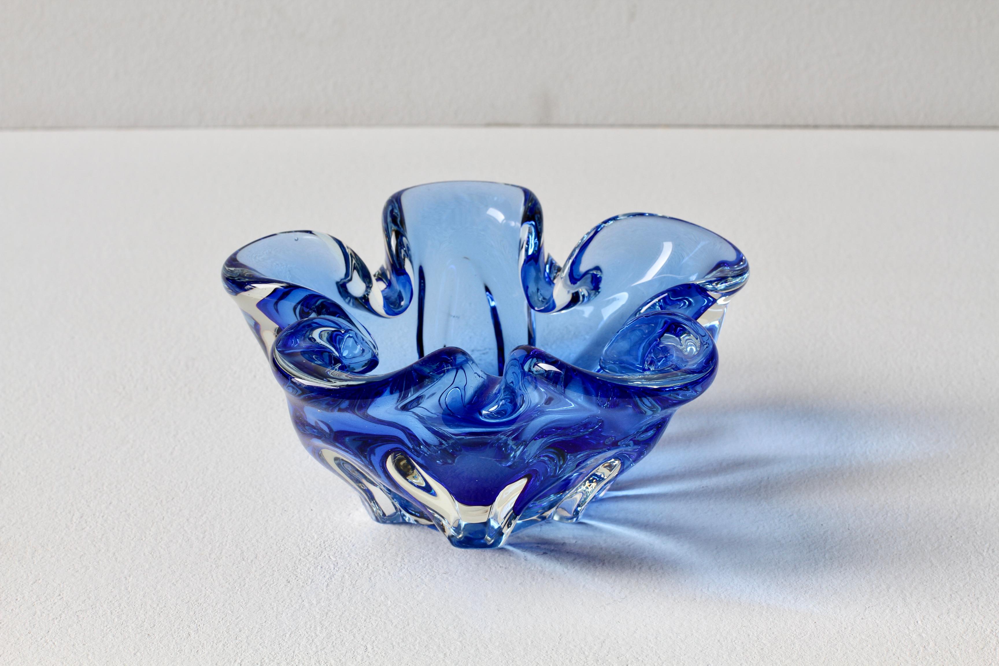1950s Mid-Century Blue 'Flower Petal' Biomorphic Murano Glass Bowl or Dish For Sale 2