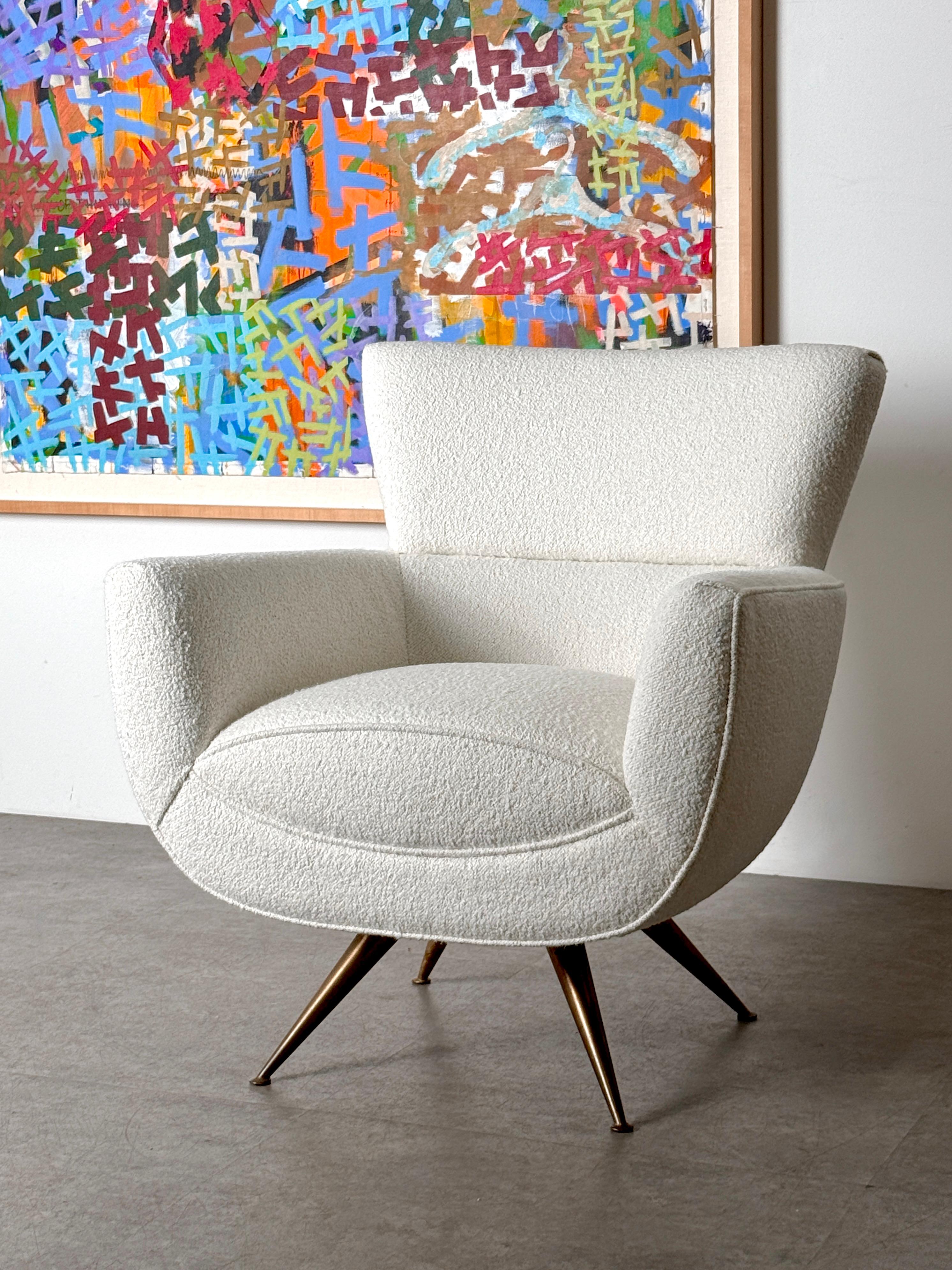 Rare forecast Lounge chair designed by Henry P Glass for JL Chase Co. circa 1950s

Meticulously upholstered in white boucle on brass splayed legs with 360 degree swivel

27.5 inch width
29 inch depth
31.75 inch height
17.5 inch seat height