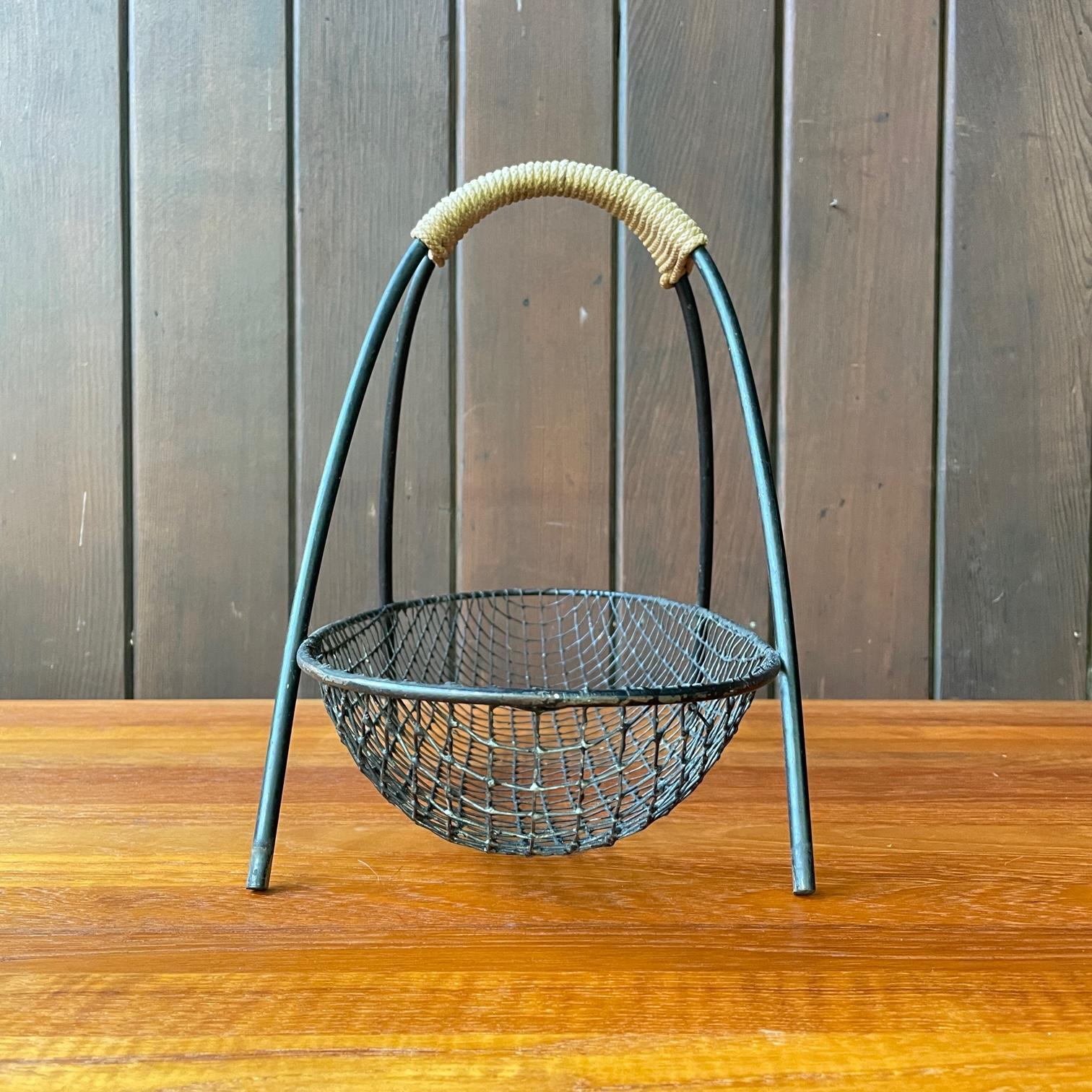 Américain Tony Paul for Raymor Fruit Bowl Wire Mesh Centerpiece Basket, 1950s en vente