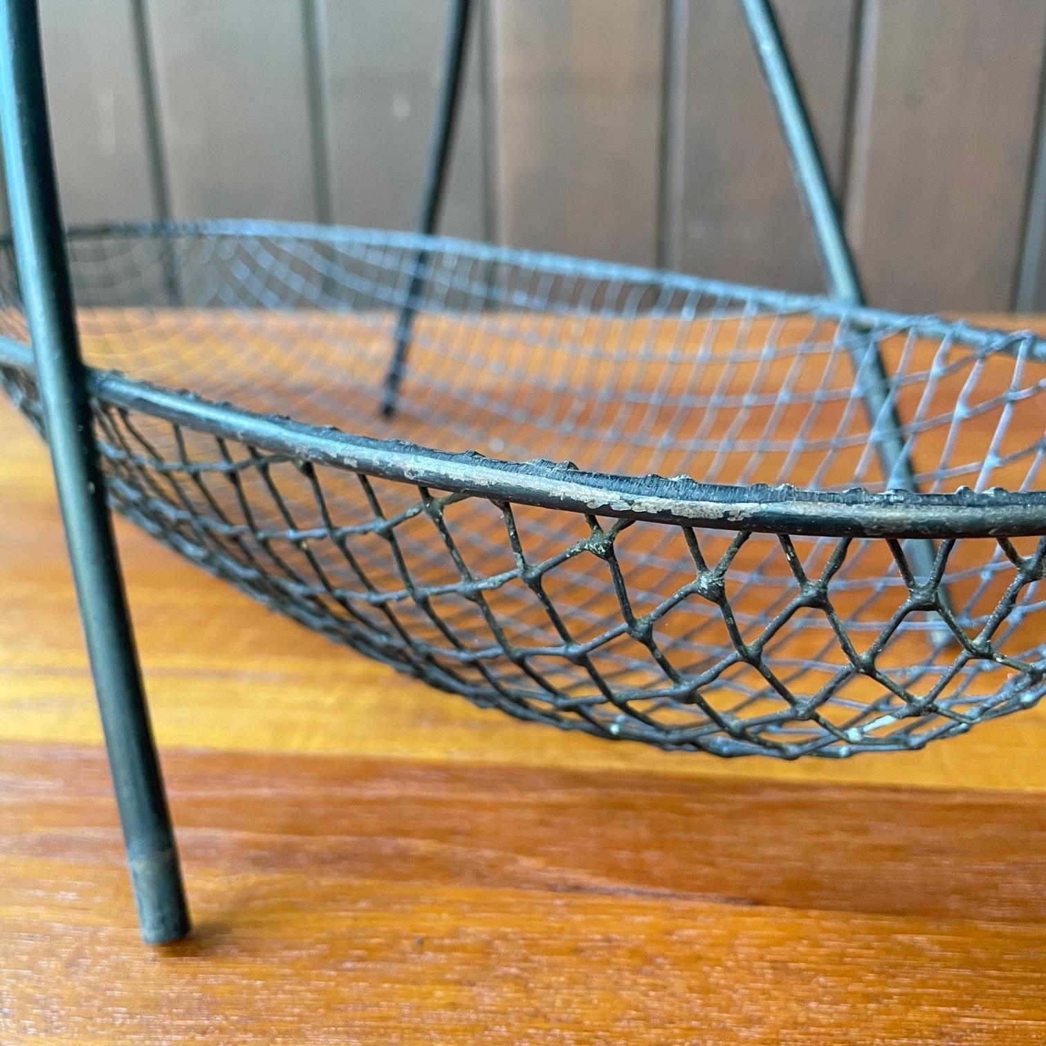 Milieu du XXe siècle Tony Paul for Raymor Fruit Bowl Wire Mesh Centerpiece Basket, 1950s en vente